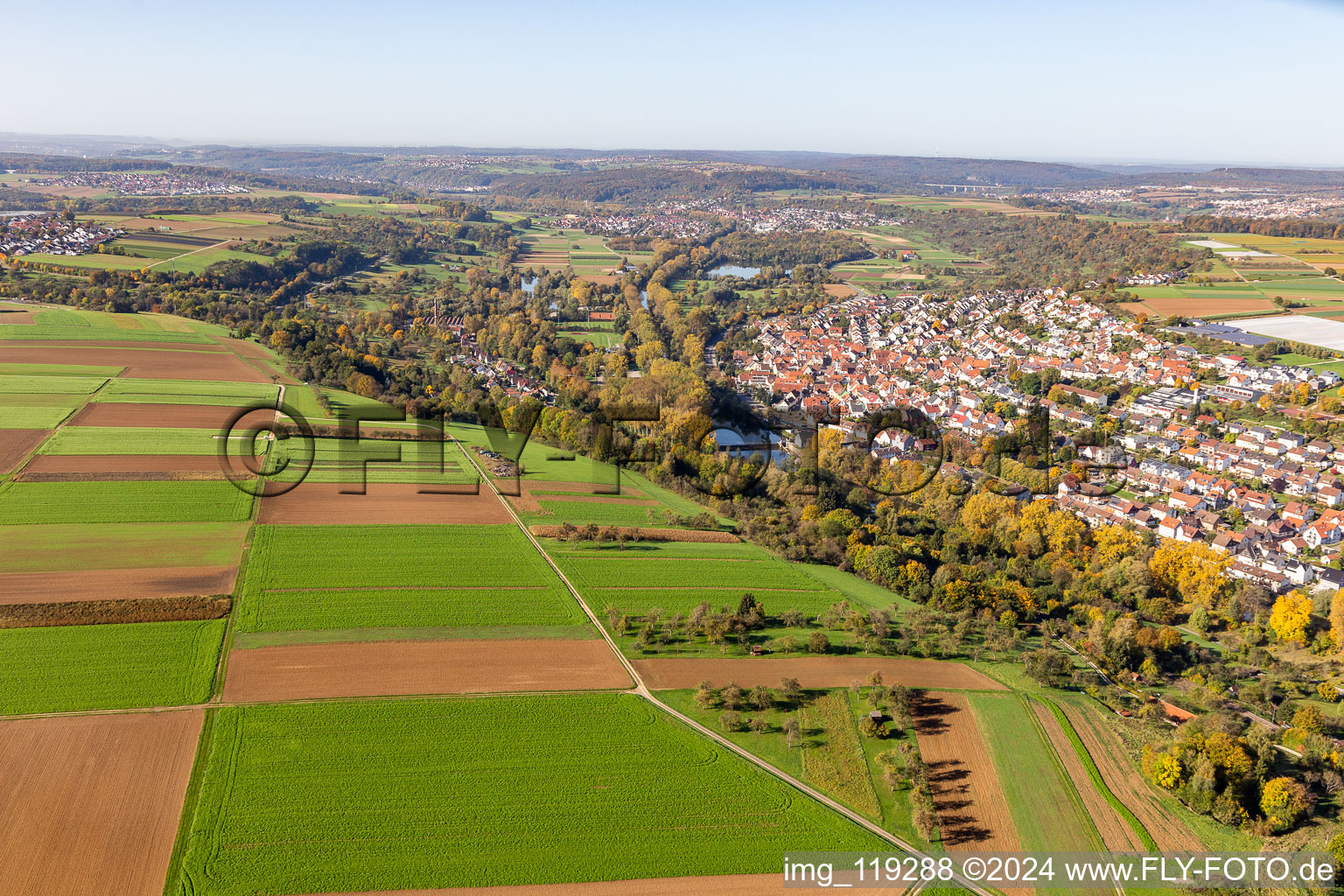 Vue aérienne de Quartier Neckarhausen in Nürtingen dans le département Bade-Wurtemberg, Allemagne