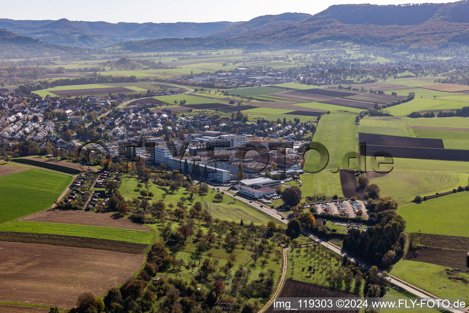 Vue aérienne de Piste avec zone de voie de circulation de l'aérodrome de Wolf Hirth GmbH en Nabern/Teck à le quartier Nabern in Kirchheim unter Teck dans le département Bade-Wurtemberg, Allemagne