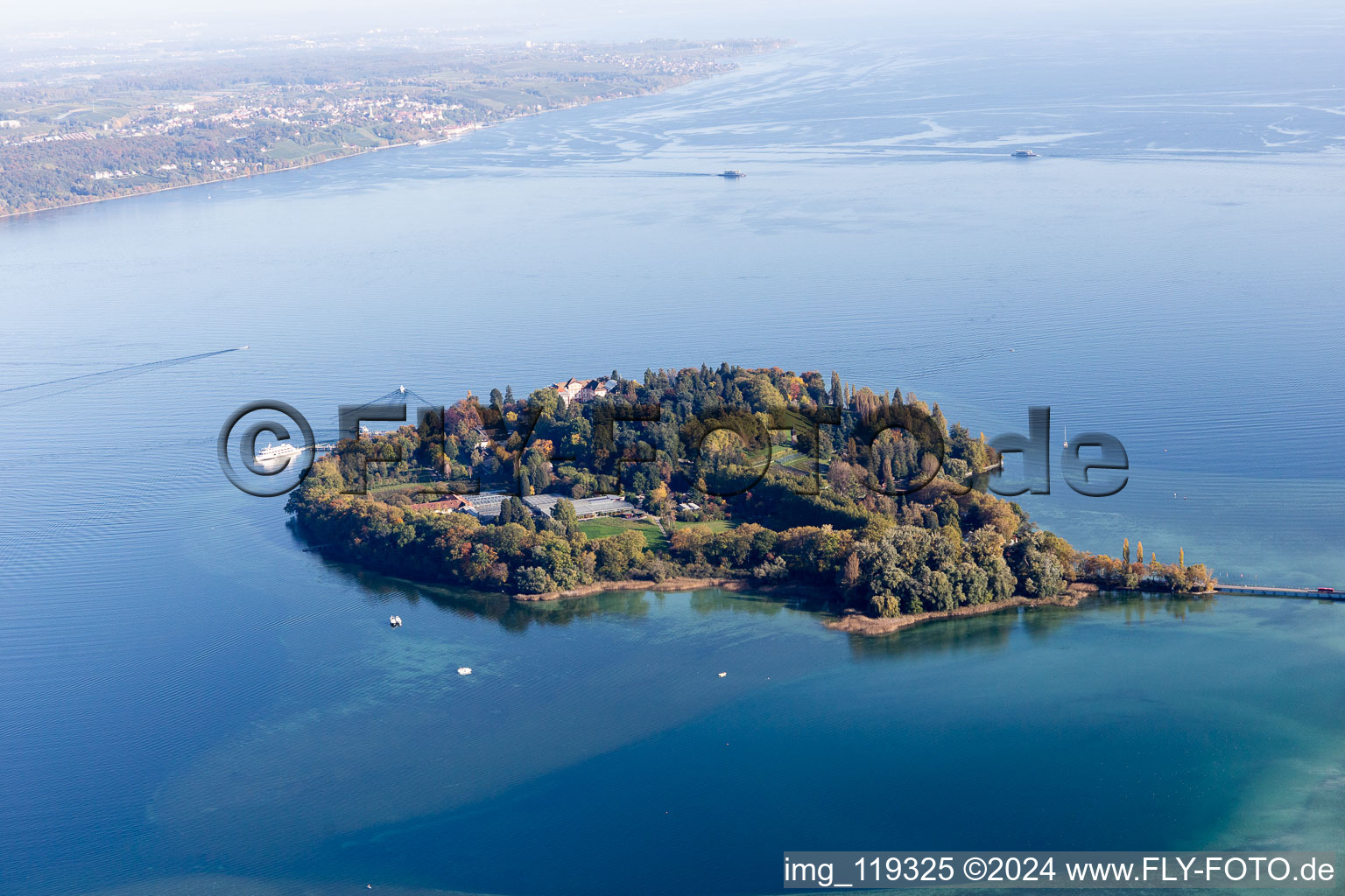 Vue aérienne de Île aux fleurs de Mainau au bord du lac de Constance. Le comte Lennart Bernadotte a fait de l'île une attraction touristique. Dans le parc du château, vous trouverez une végétation méditerranéenne et subtropicale, une roseraie, une serre aux papillons, une palmeraie et le château baroque avec des restaurants. à le quartier Litzelstetten in Konstanz dans le département Bade-Wurtemberg, Allemagne