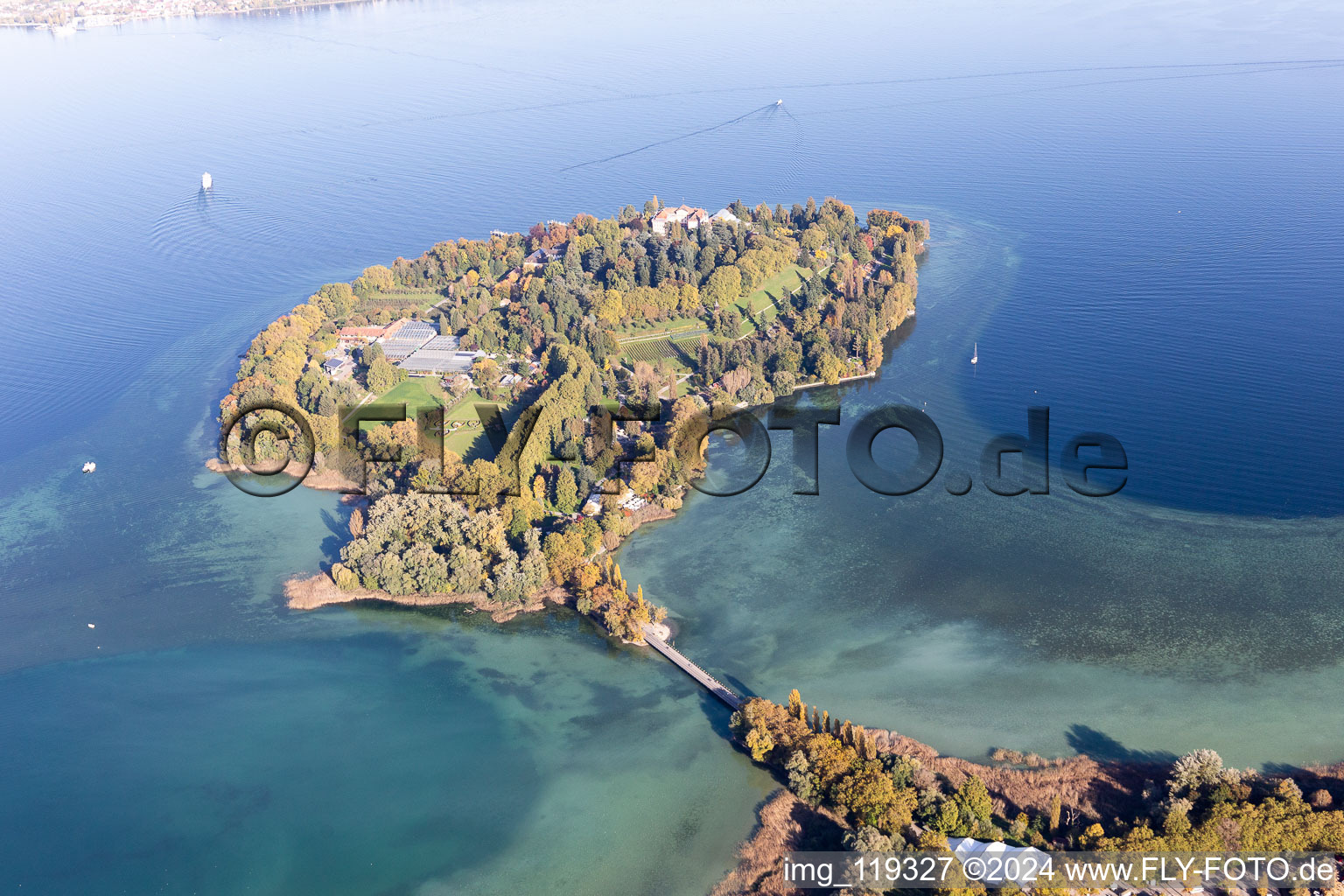 Vue aérienne de Île aux fleurs de Mainau au bord du lac de Constance. Le comte Lennart Bernadotte a fait de l'île une attraction touristique. Dans le parc du château, vous trouverez une végétation méditerranéenne et subtropicale, une roseraie, une serre aux papillons, une palmeraie et le château baroque avec des restaurants. à le quartier Litzelstetten in Konstanz dans le département Bade-Wurtemberg, Allemagne