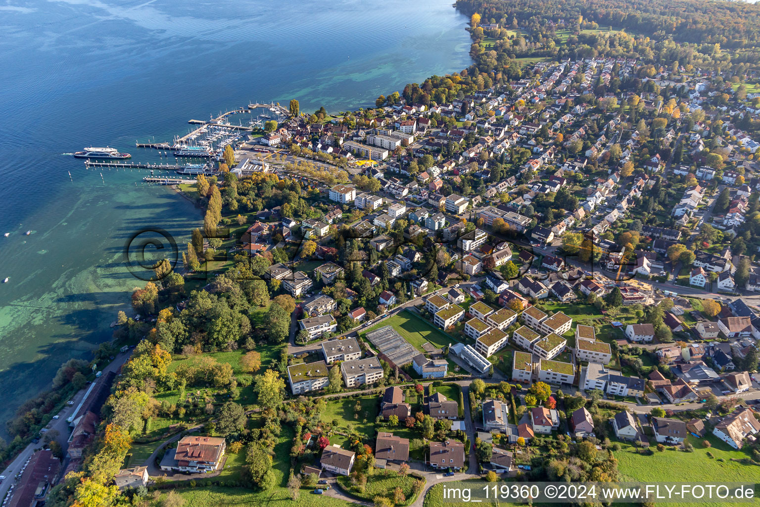 Vue aérienne de Quai de ferry Konstanz-Meersburg dans le quartier de Staad à le quartier Allmannsdorf in Konstanz dans le département Bade-Wurtemberg, Allemagne