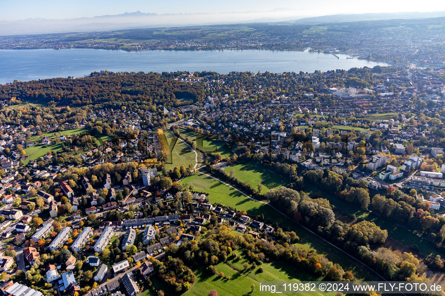 Vue aérienne de Zone d'habitation et infrastructure Petershausen Est à le quartier Petershausen in Konstanz dans le département Bade-Wurtemberg, Allemagne