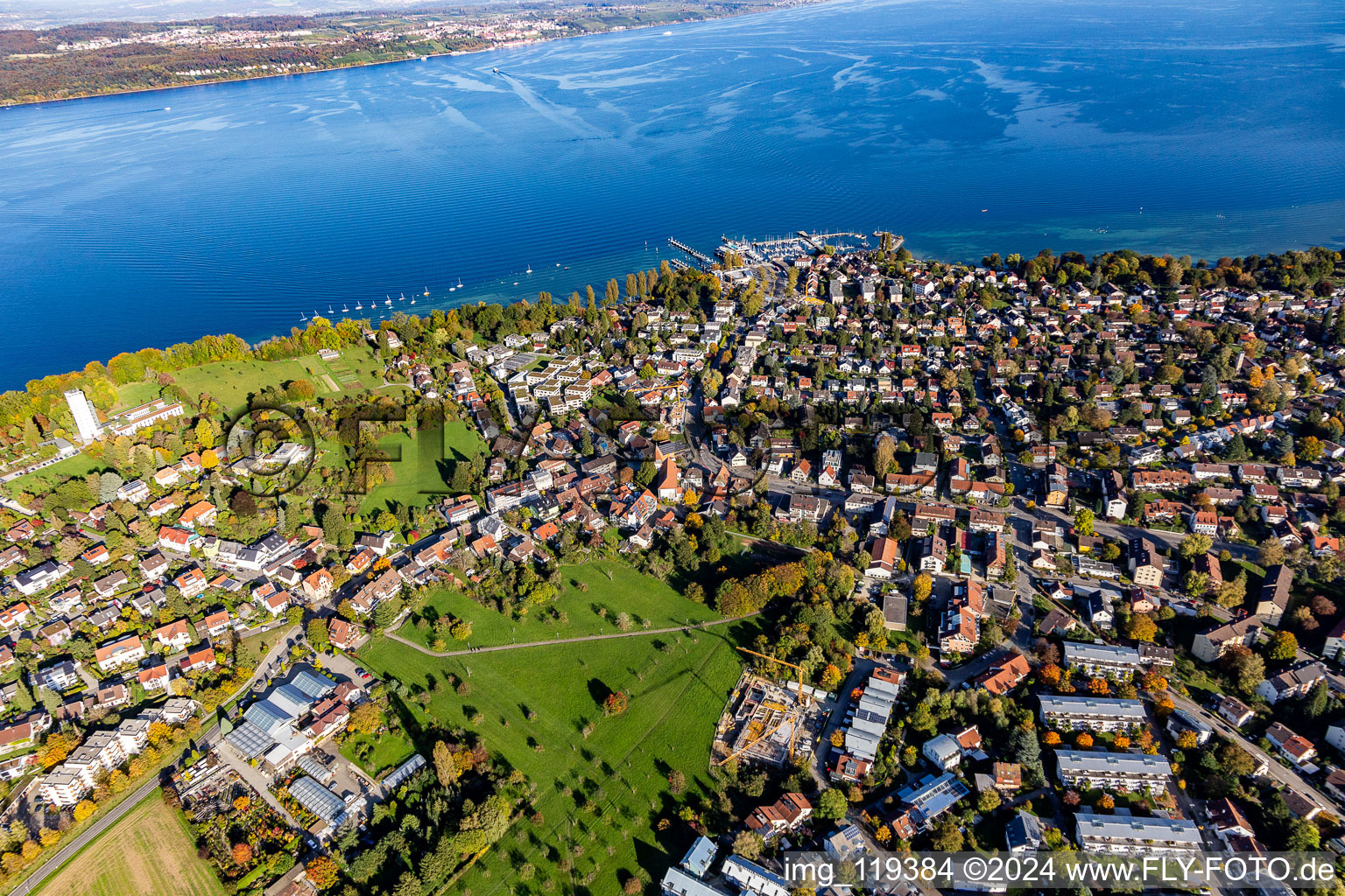 Zones riveraines de la région du lac de Constance à le quartier Allmannsdorf in Konstanz dans le département Bade-Wurtemberg, Allemagne hors des airs