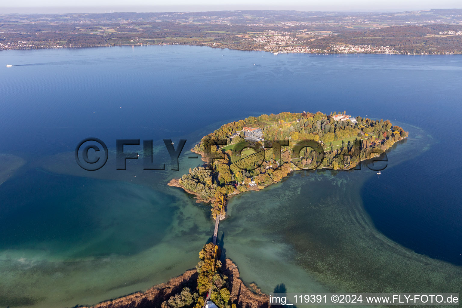 Photographie aérienne de Île aux fleurs de Mainau au bord du lac de Constance. Le comte Lennart Bernadotte a fait de l'île une attraction touristique. Dans le parc du château, vous trouverez une végétation méditerranéenne et subtropicale, une roseraie, une serre aux papillons, une palmeraie et le château baroque avec des restaurants. à le quartier Litzelstetten in Konstanz dans le département Bade-Wurtemberg, Allemagne