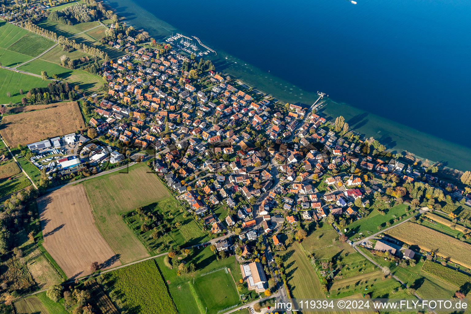 Vue aérienne de Surfaces riveraines du lac de Constance en Dingelsdorf à le quartier Dingelsdorf in Konstanz dans le département Bade-Wurtemberg, Allemagne