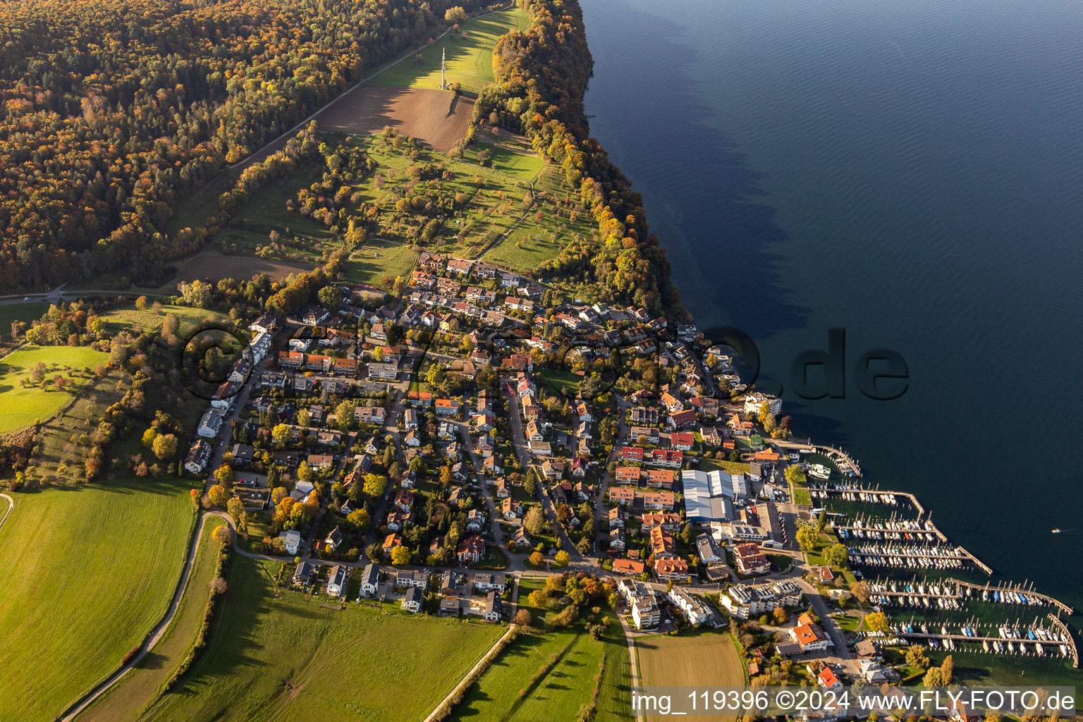 Vue aérienne de Marina - zone portuaire au bord du lac de Constance avec le chantier naval Bodensee Wallhausen Sigmund Nissenbaum oHG et l'école de plongée Martina Banholzer en Wallhausen à le quartier Wallhausen in Konstanz dans le département Bade-Wurtemberg, Allemagne