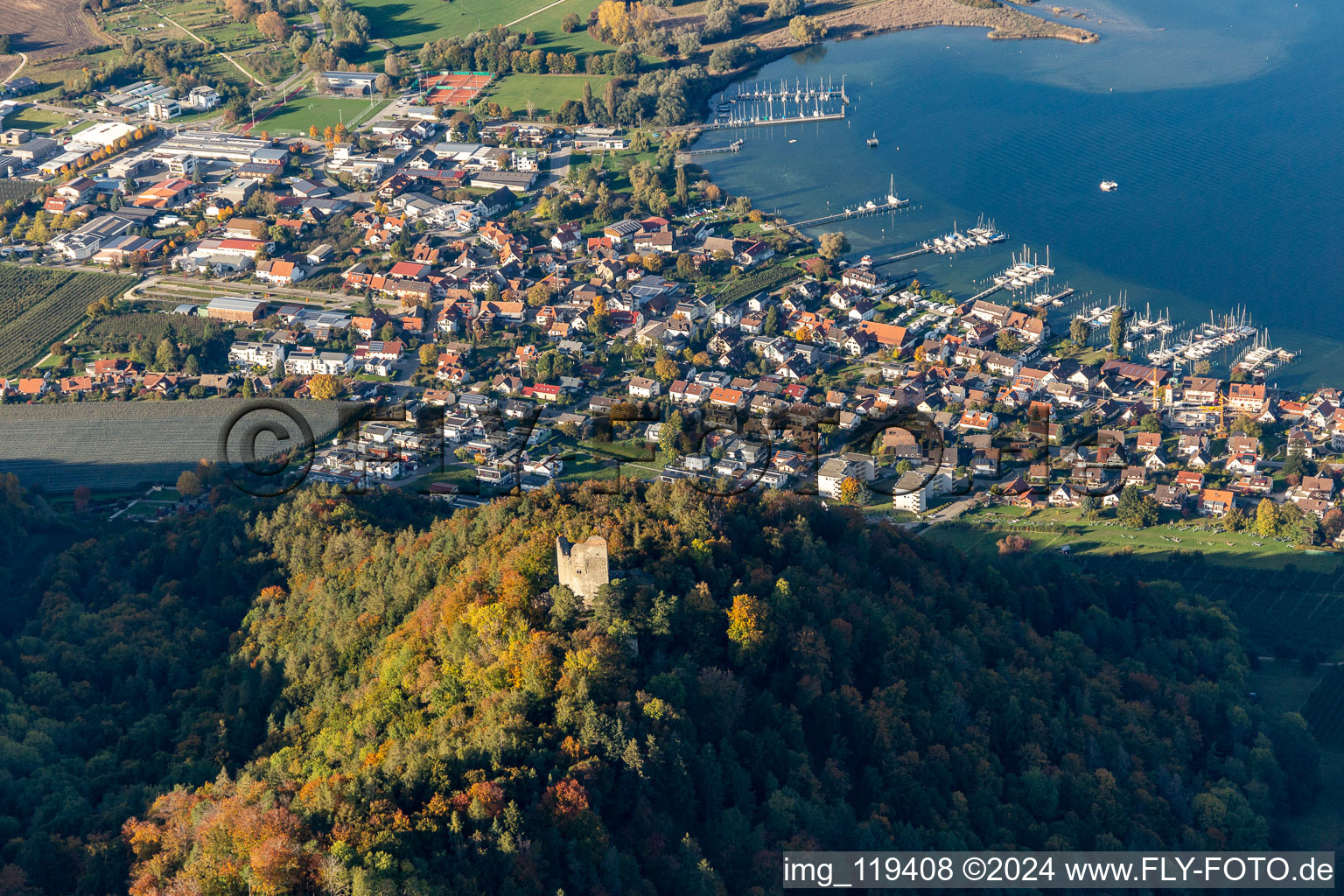 Vue aérienne de Ruines et vestiges des murs de l'ancien complexe du château et forteresse d'Altbodman en Bodman à le quartier Bodman in Bodman-Ludwigshafen dans le département Bade-Wurtemberg, Allemagne