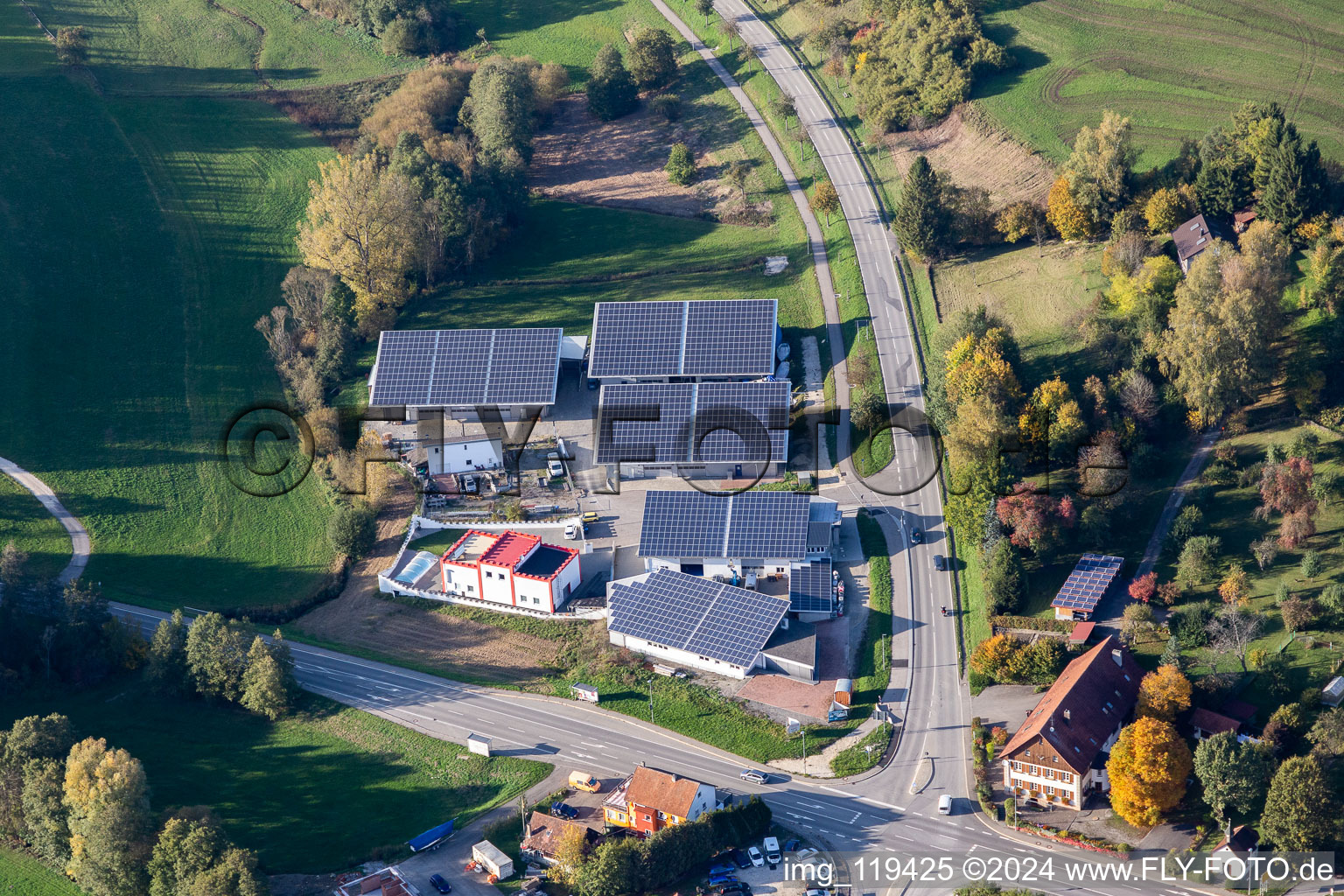 Vue aérienne de Installations photovoltaïques sur les toits de Ritter Medizin & CNC-Technik GmbH à Mühlingen dans le département Bade-Wurtemberg, Allemagne