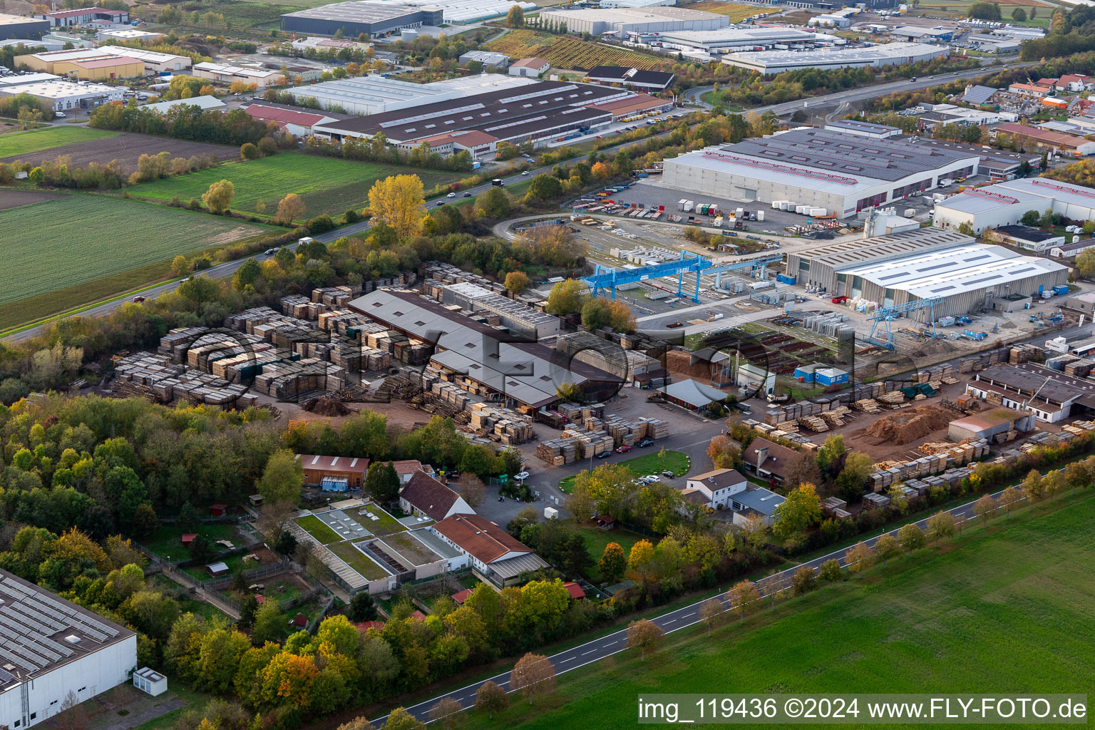 Vue aérienne de Zone commerciale et établissement d'entreprise à Am Klößberg avec la scierie Karl Alt GmbH & Co.KG et Glöckle Montagebau à Schwebheim dans le département Bavière, Allemagne