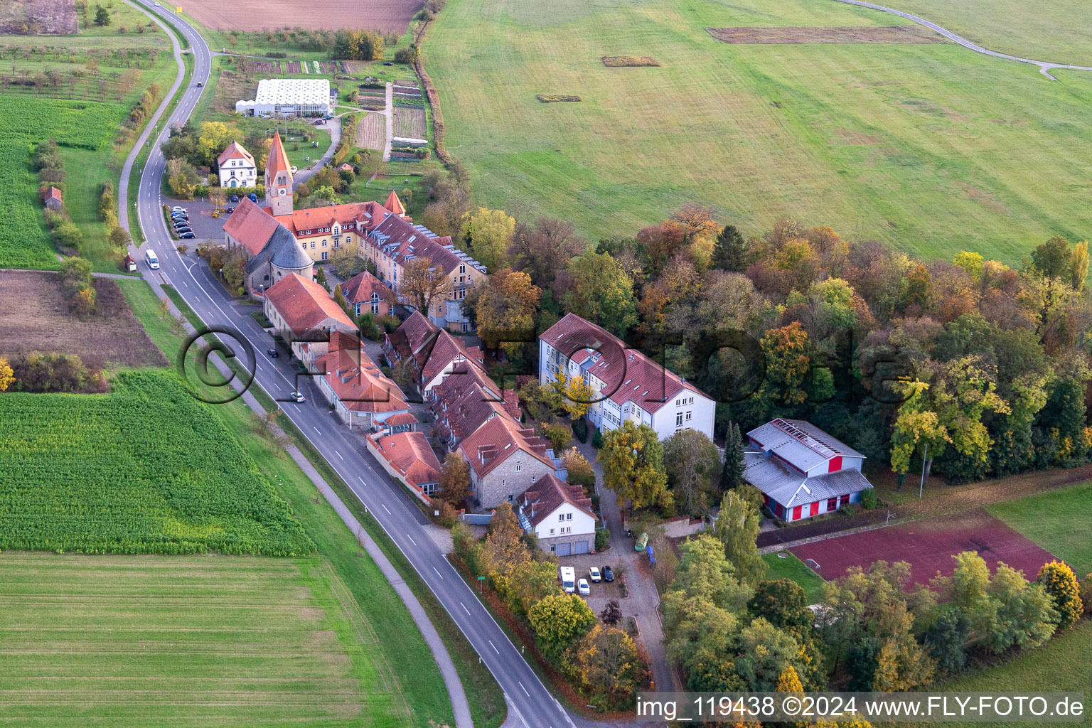 Photographie aérienne de Complexe de bâtiments de l'internat pour filles Antonia-Werr-Zentrum dans le monastère du monastère Saint-Louis à Wipfeld dans le département Bavière, Allemagne