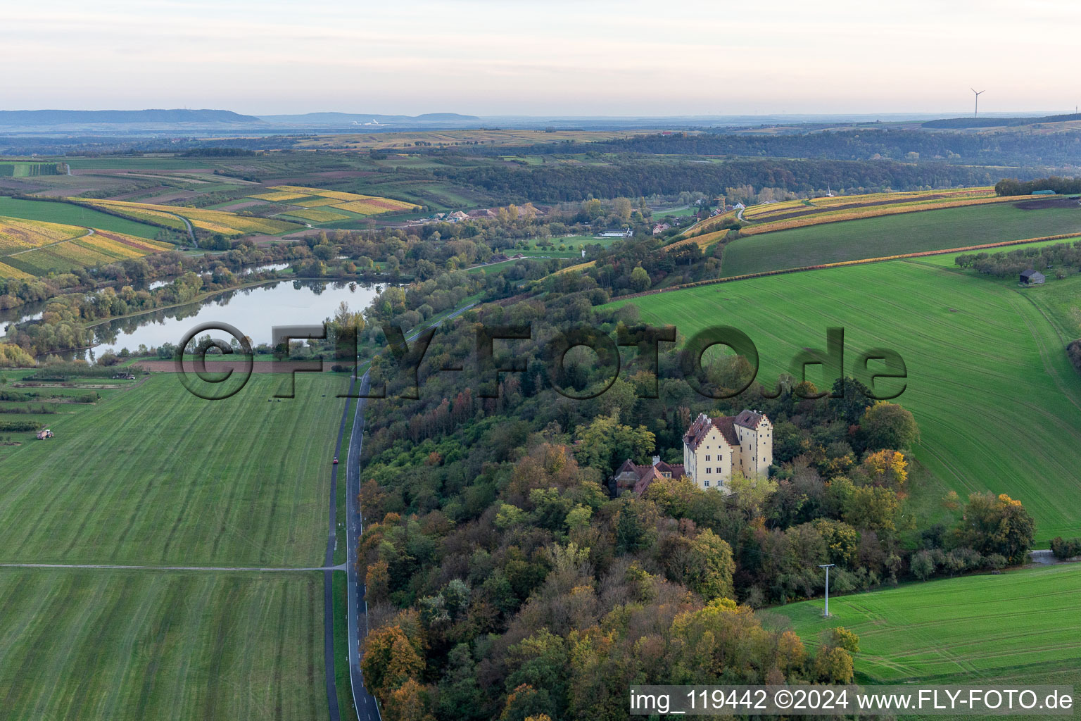 Vue aérienne de Complexe du château de Klingenberg sur les rives du Main à Wipfeld dans le département Bavière, Allemagne