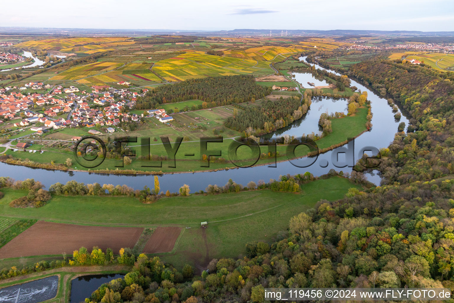 Vue aérienne de Quartier Fahr in Volkach dans le département Bavière, Allemagne