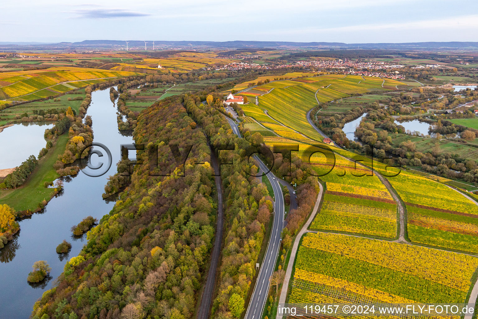 Vue aérienne de Hôtel Vogelsburg à le quartier Escherndorf in Volkach dans le département Bavière, Allemagne