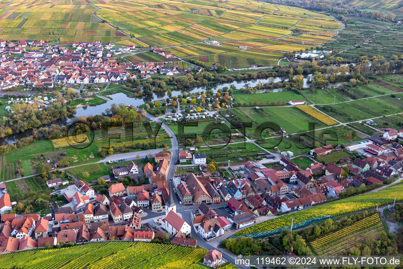 Vue aérienne de Surfaces des berges du Main en Escherndorf à le quartier Escherndorf in Volkach dans le département Bavière, Allemagne