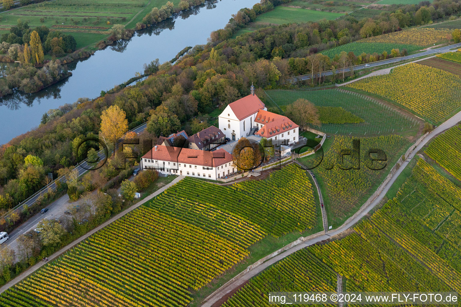 Vue oblique de Hôtel Vogelsburg à le quartier Escherndorf in Volkach dans le département Bavière, Allemagne