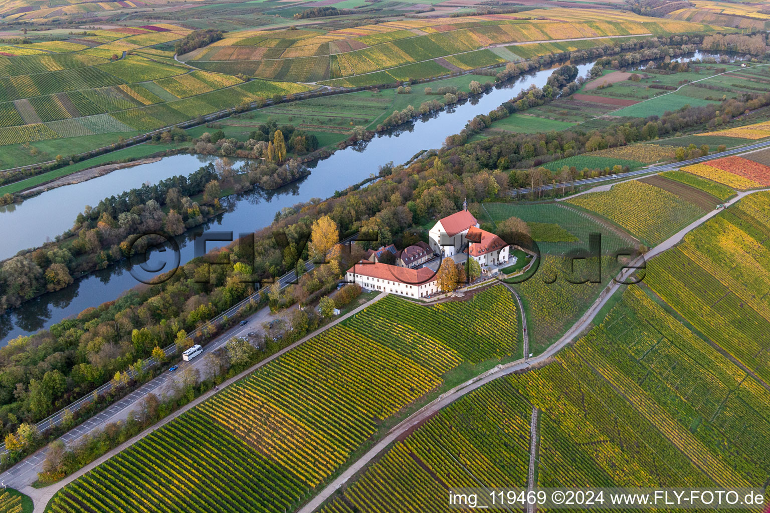 Vue aérienne de Paysage viticole Pente principale de l'hôtel-restaurant Vogelsburg et de l'église Mariä Schutz Marker à le quartier Escherndorf in Volkach dans le département Bavière, Allemagne