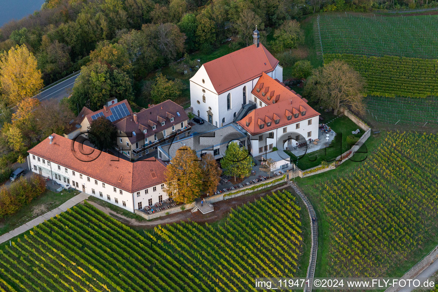 Vue aérienne de Paysage viticole Pente principale de l'hôtel-restaurant Vogelsburg et de l'église Mariä Schutz Marker à le quartier Escherndorf in Volkach dans le département Bavière, Allemagne