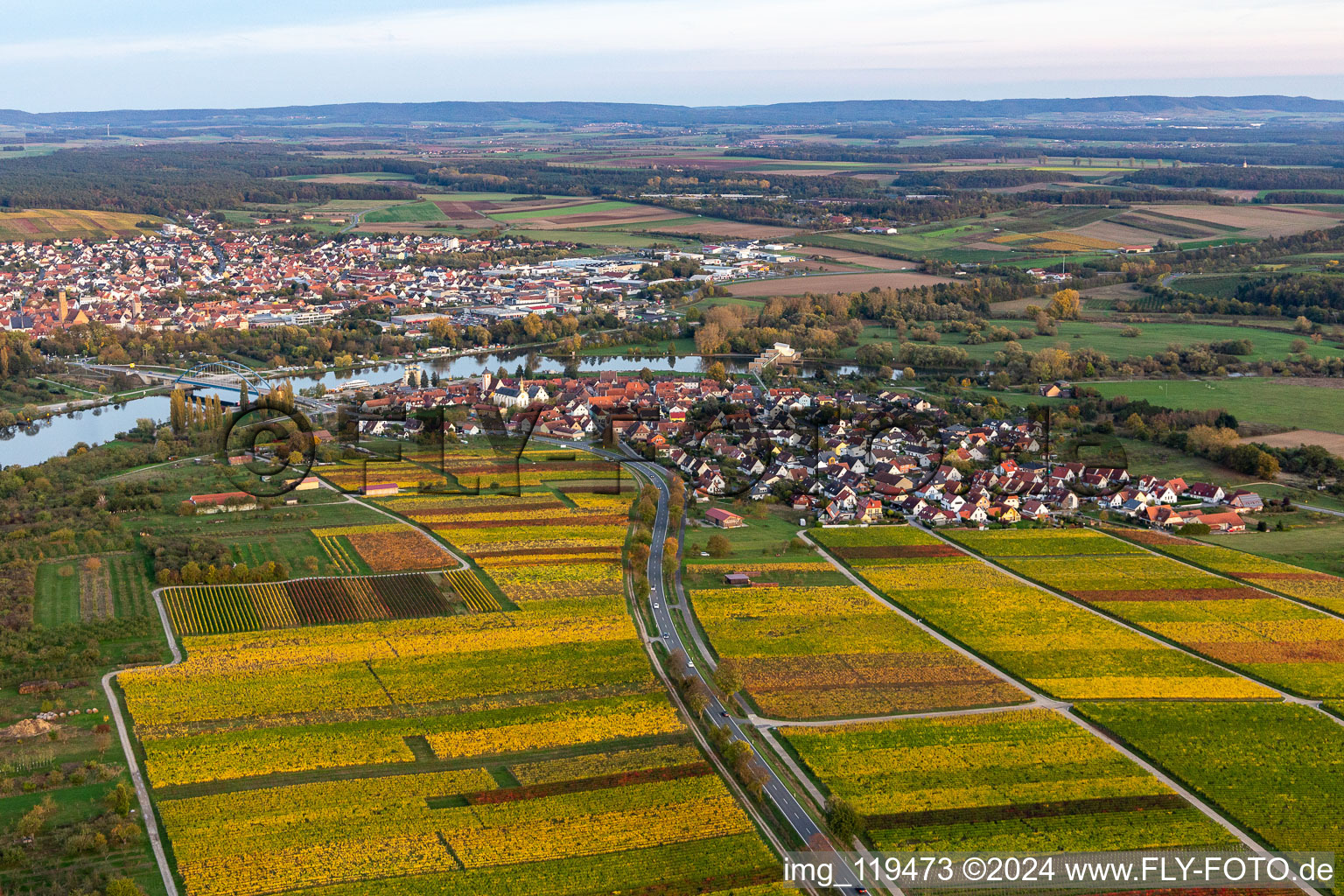 Vue oblique de Quartier Astheim in Volkach dans le département Bavière, Allemagne