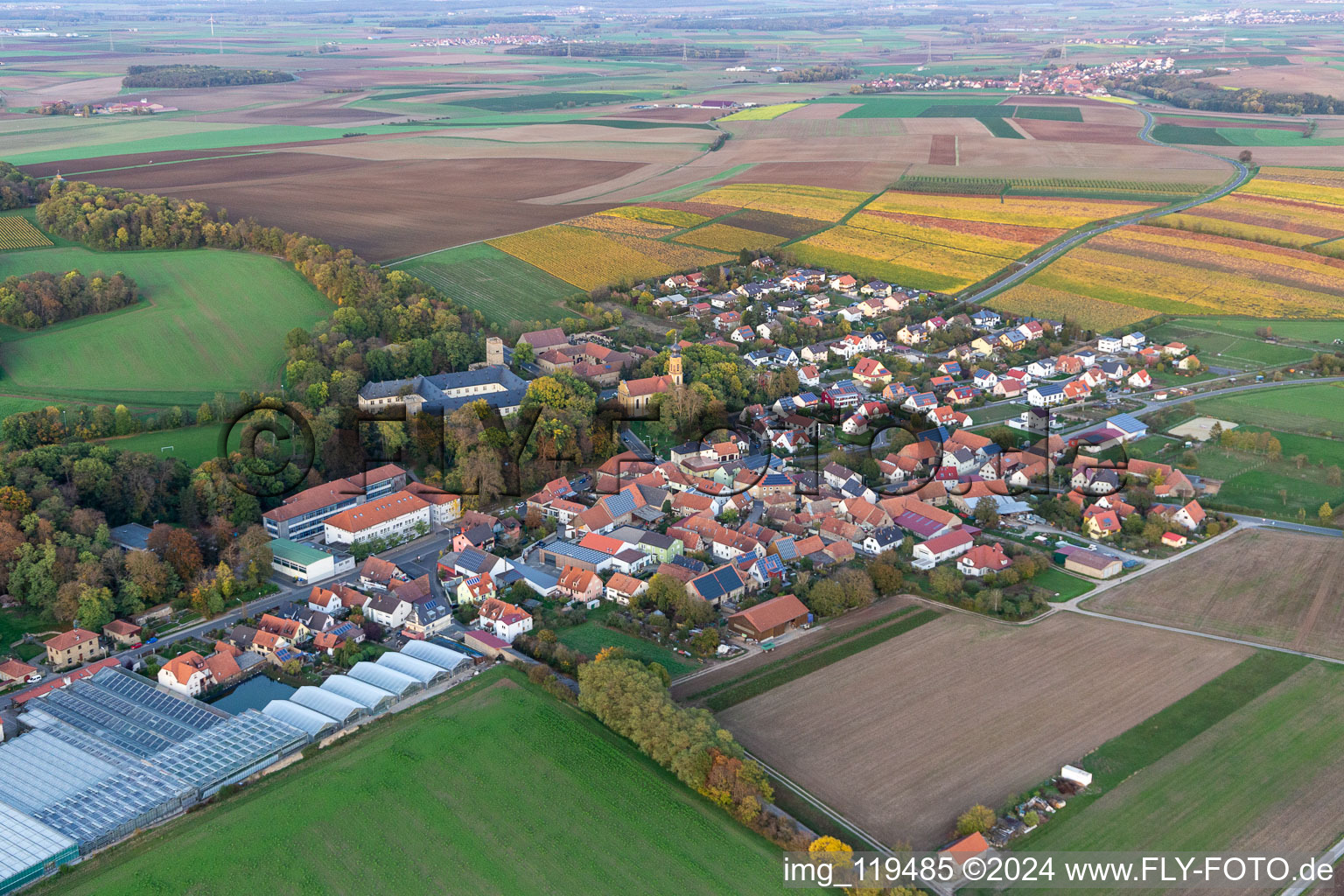 Vue aérienne de Château du Comte Schönborn Gaibach à le quartier Gaibach in Volkach dans le département Bavière, Allemagne