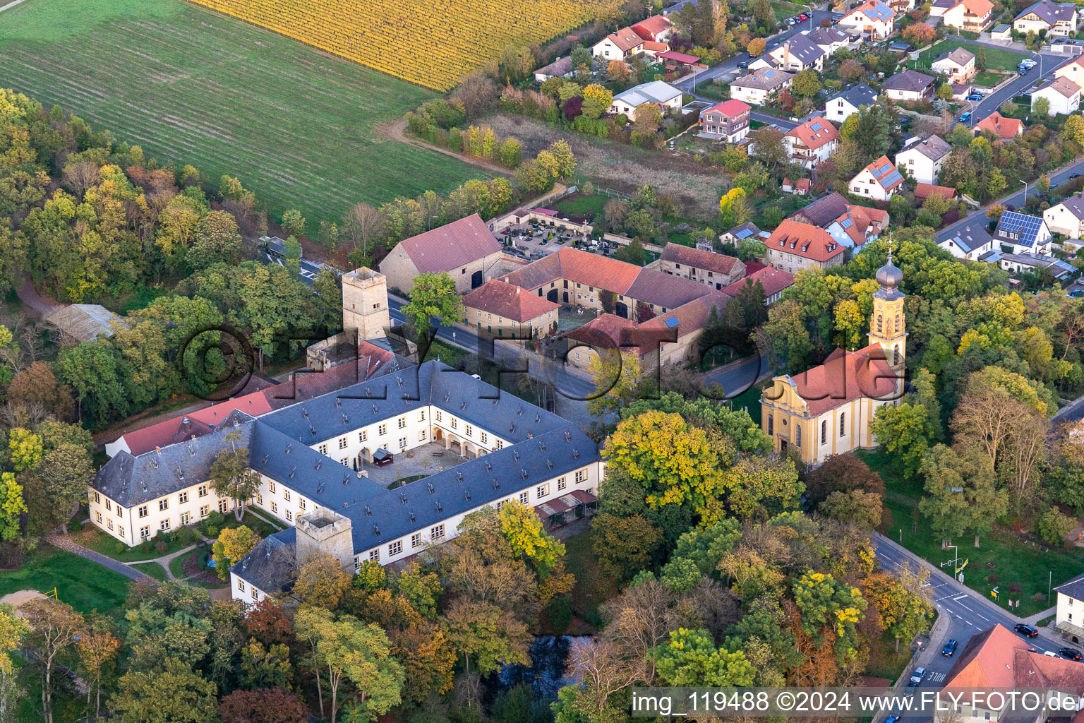 Vue aérienne de Gräflich Schönborn'sches Schloss Gaibach et église de la Sainte Trinité à le quartier Gaibach in Volkach dans le département Bavière, Allemagne