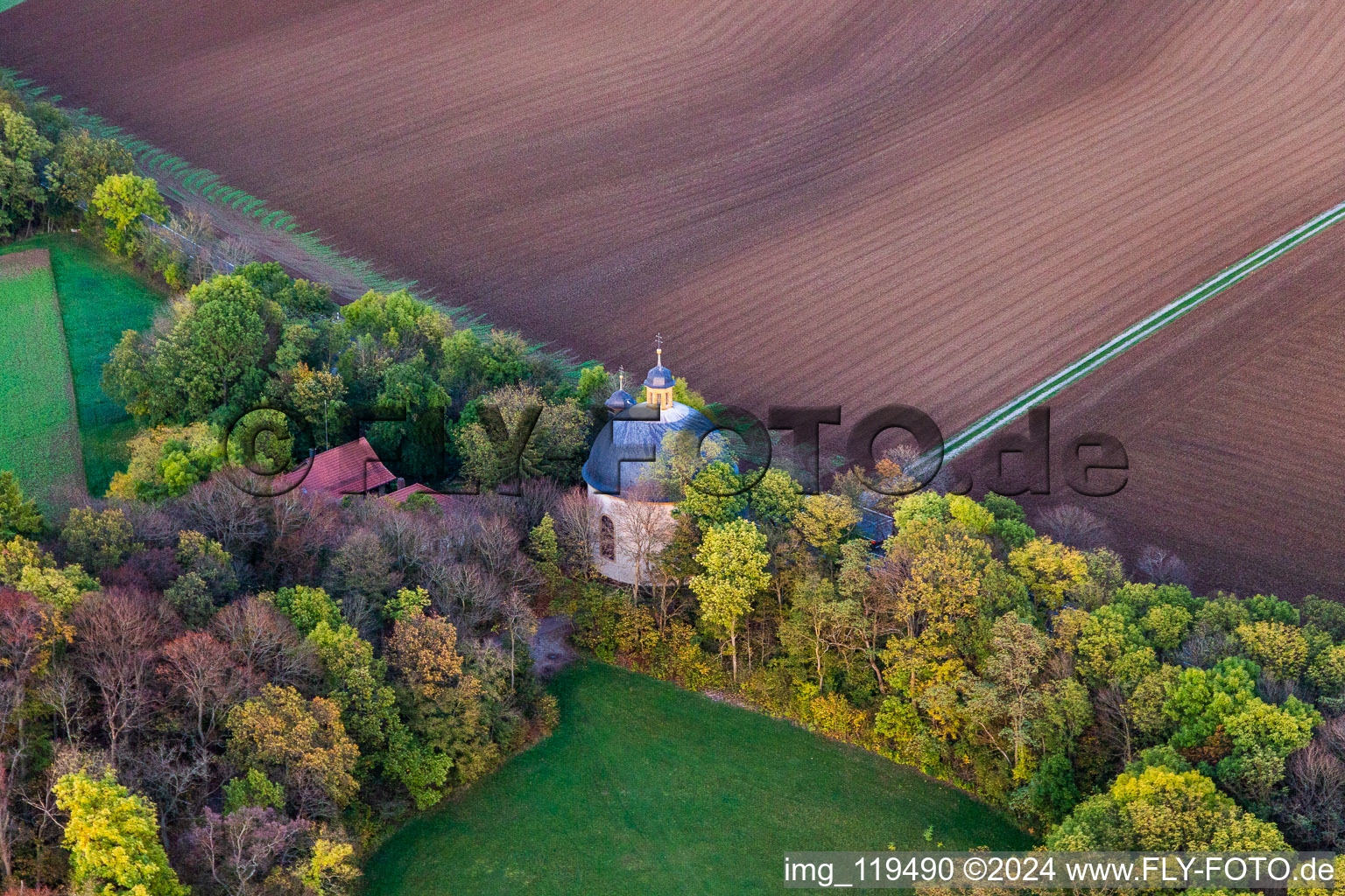 Vue aérienne de Chapelle Sainte-Croix sur la Schweinfurter Straße à le quartier Gaibach in Volkach dans le département Bavière, Allemagne