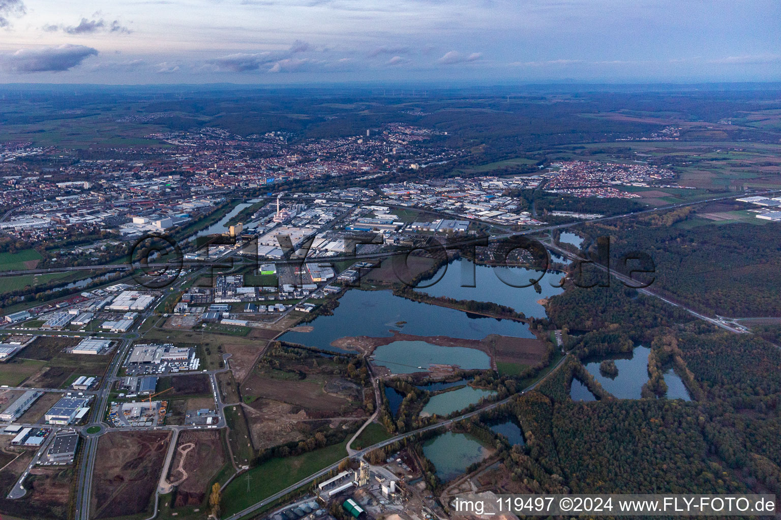 Vue aérienne de Étang de carrière à Schweinfurt dans le département Bavière, Allemagne