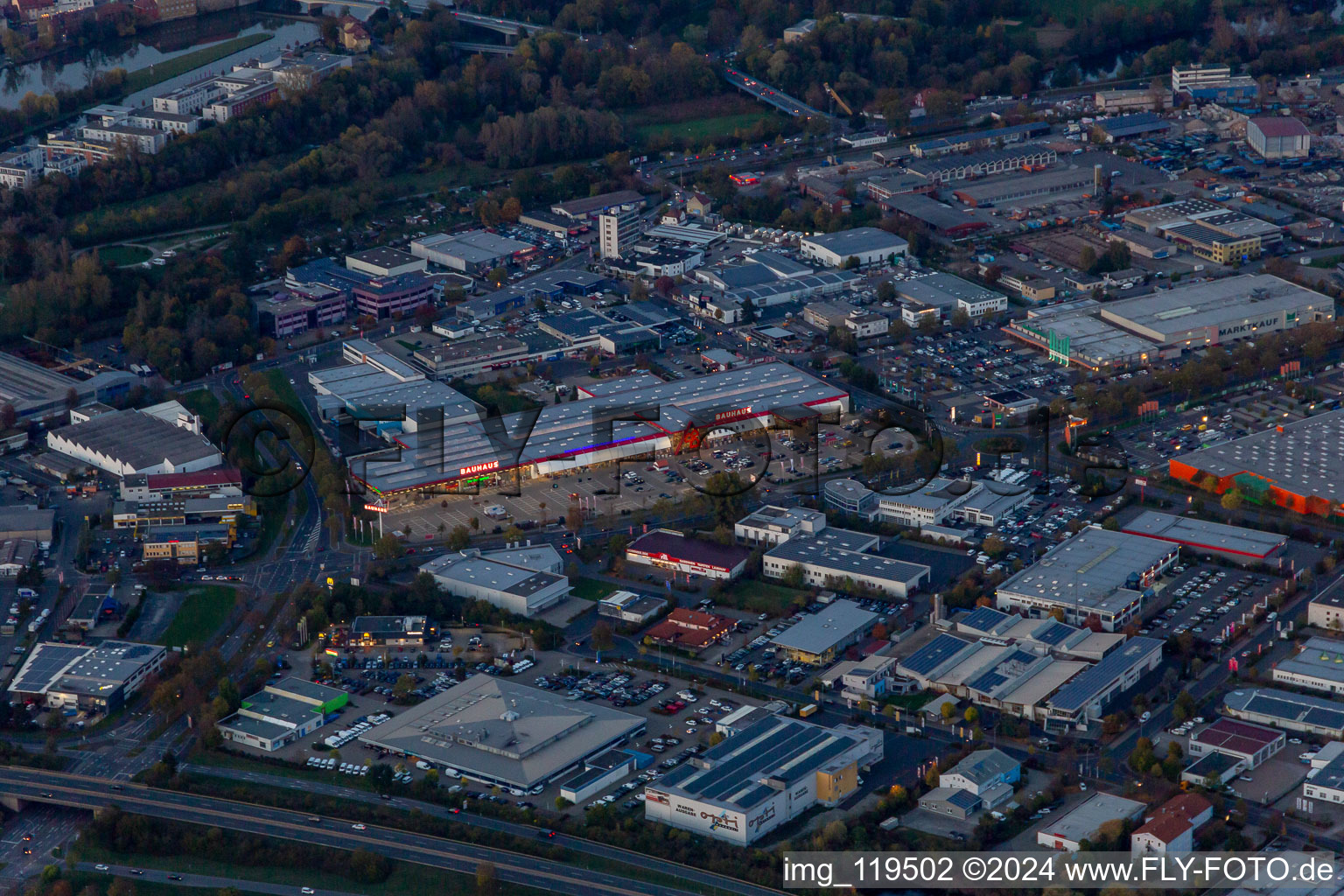 Vue aérienne de Quincaillerie BAUHAUS Schweinfurt et Marktkauf Schweinfurt au crépuscule à le quartier Grün in Schweinfurt dans le département Bavière, Allemagne