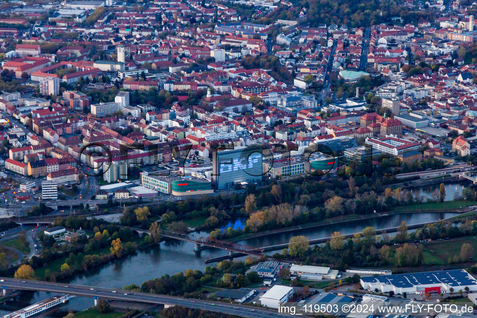 Vue aérienne de Maison SKF sur le Main à Schweinfurt dans le département Bavière, Allemagne