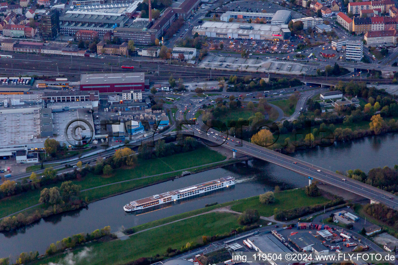 Vue aérienne de Pont principal B286 à Schweinfurt dans le département Bavière, Allemagne