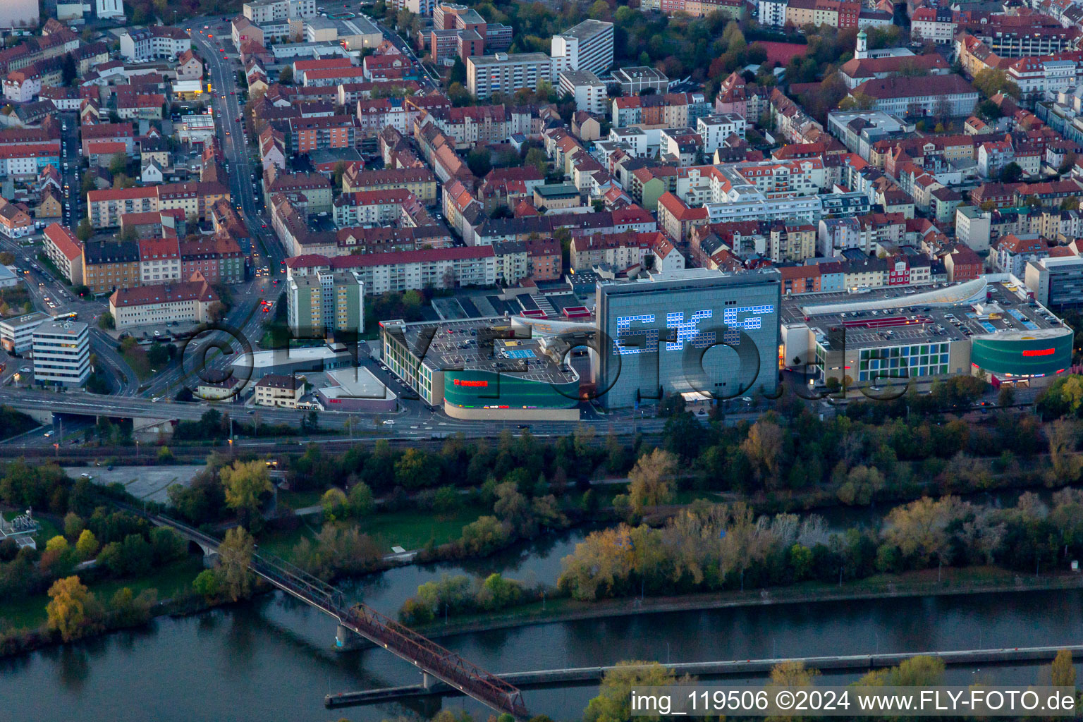 Vue aérienne de Centre commercial Stadtgalerie Schweinfurt dans la zone commerciale ECE avec marché des médias et gratte-ciel SKF illuminés le soir à le quartier Grün in Schweinfurt dans le département Bavière, Allemagne