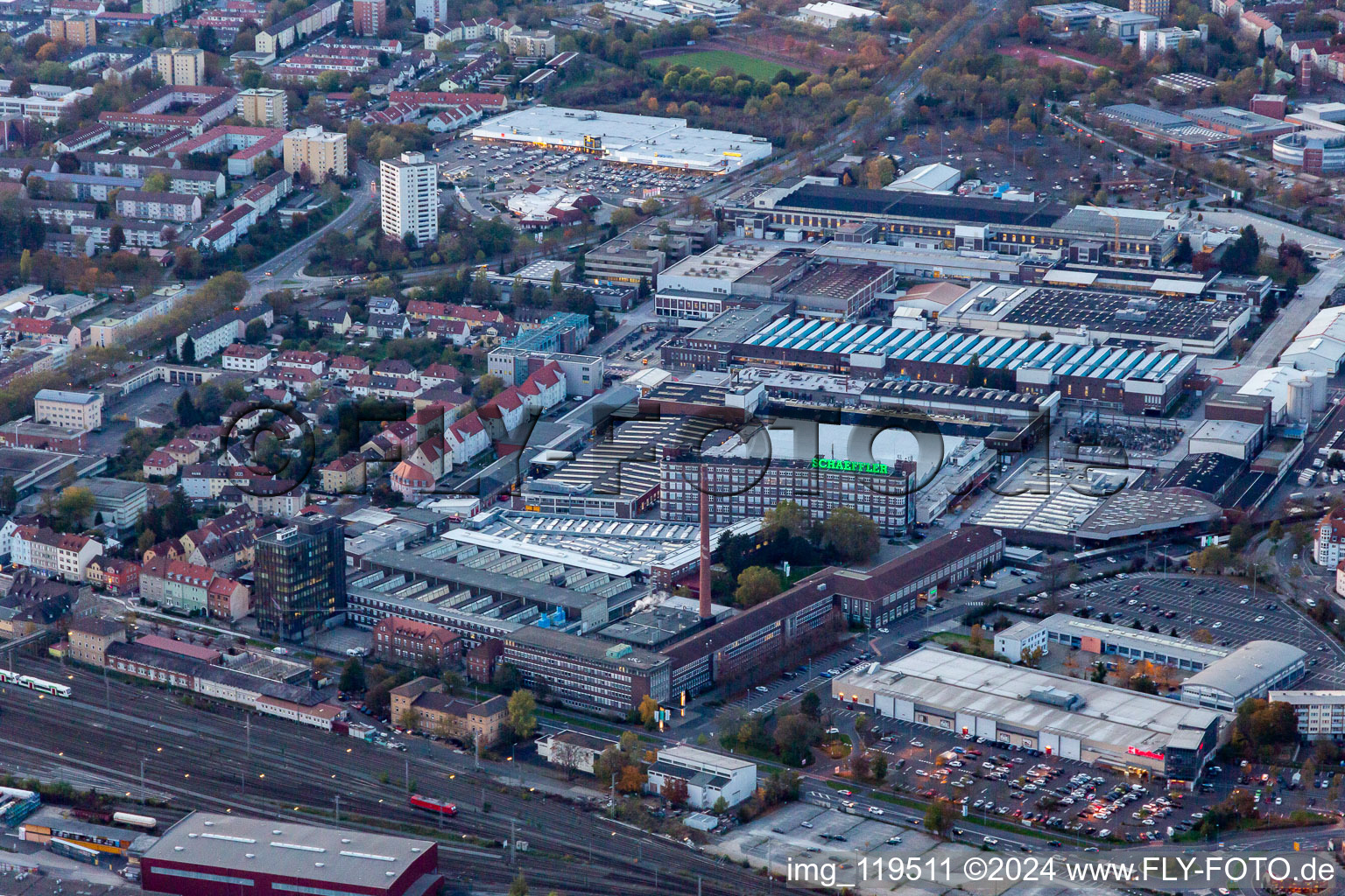 Vue aérienne de Schaeffler Technologies AG & Co. KG locaux de l'usine à la gare principale au crépuscule dans l'état à Schweinfurt dans le département Bavière, Allemagne