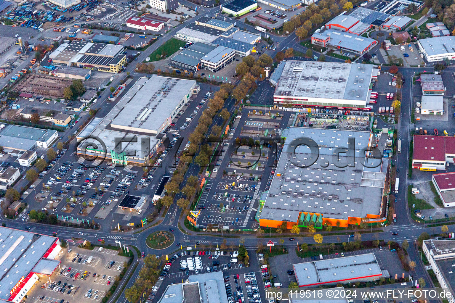 Vue aérienne de Quincaillerie Globus Schweinfurt et Marktkauf Schweinfurt au crépuscule à le quartier Grün in Schweinfurt dans le département Bavière, Allemagne