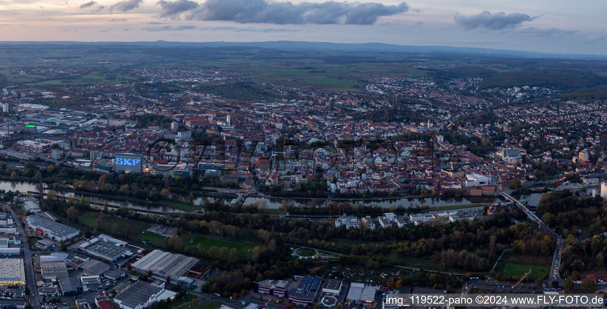 Vue aérienne de Vue sur la ville en soirée sur les rives de la rivière Main à Schweinfurt dans le département Bavière, Allemagne