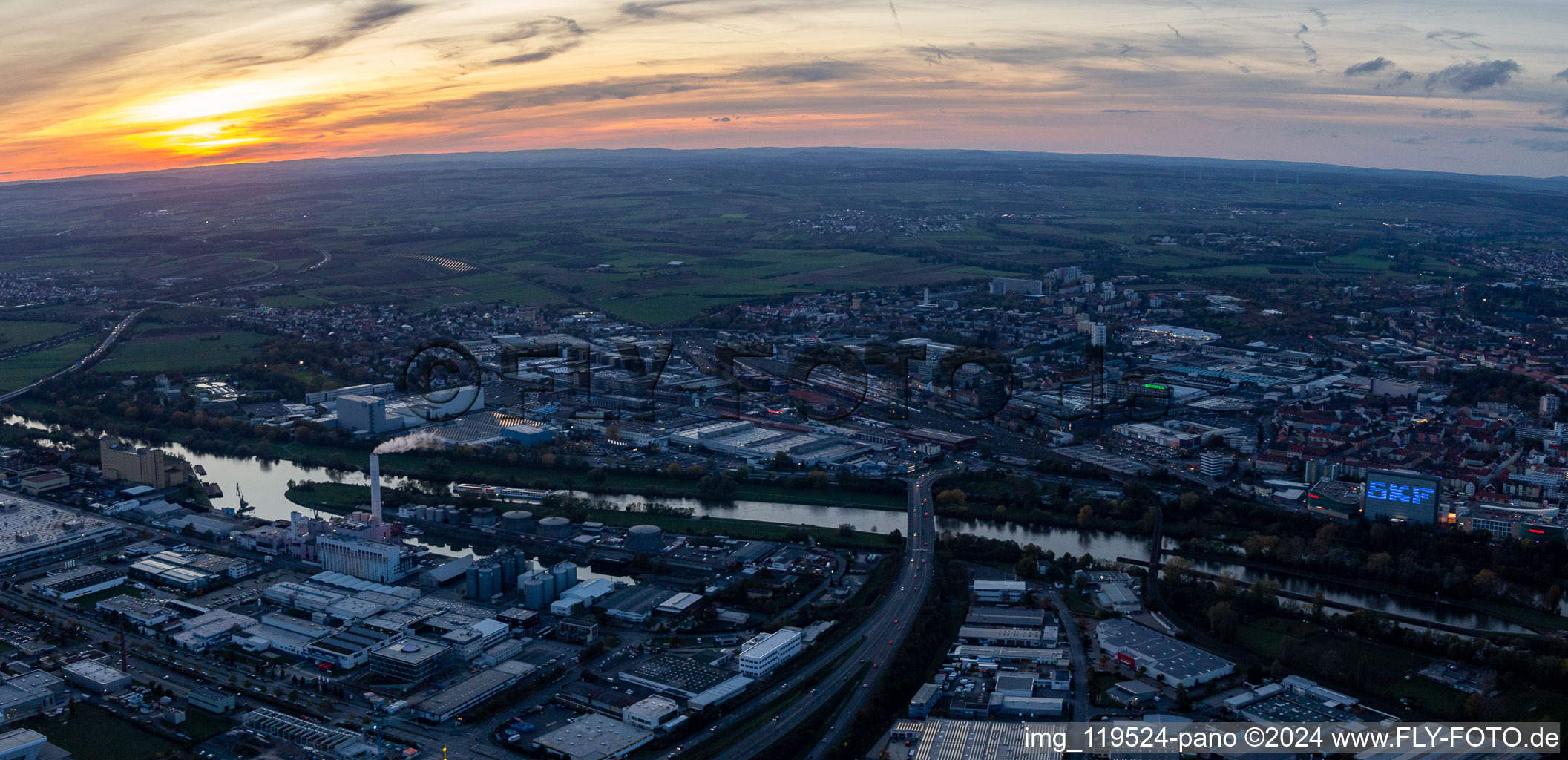 Vue aérienne de Pont principal de la B286 et ZF Friedrichshafen dans la lumière du soir à Schweinfurt dans le département Bavière, Allemagne