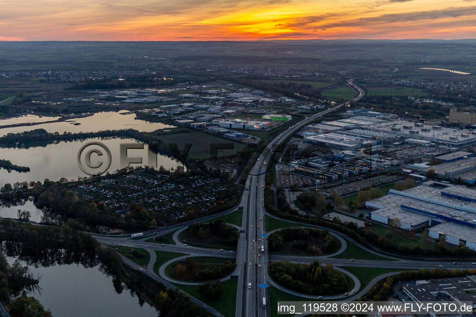 Vue aérienne de Coucher de soleil à l'échangeur d'autoroute BAB A7, sortie Zentrum à Schweinfurt dans le département Bavière, Allemagne