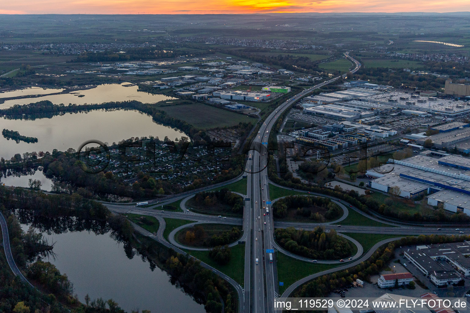 Vue aérienne de Coucher de soleil à l'échangeur d'autoroute BAB A7, sortie Zentrum à Schweinfurt dans le département Bavière, Allemagne