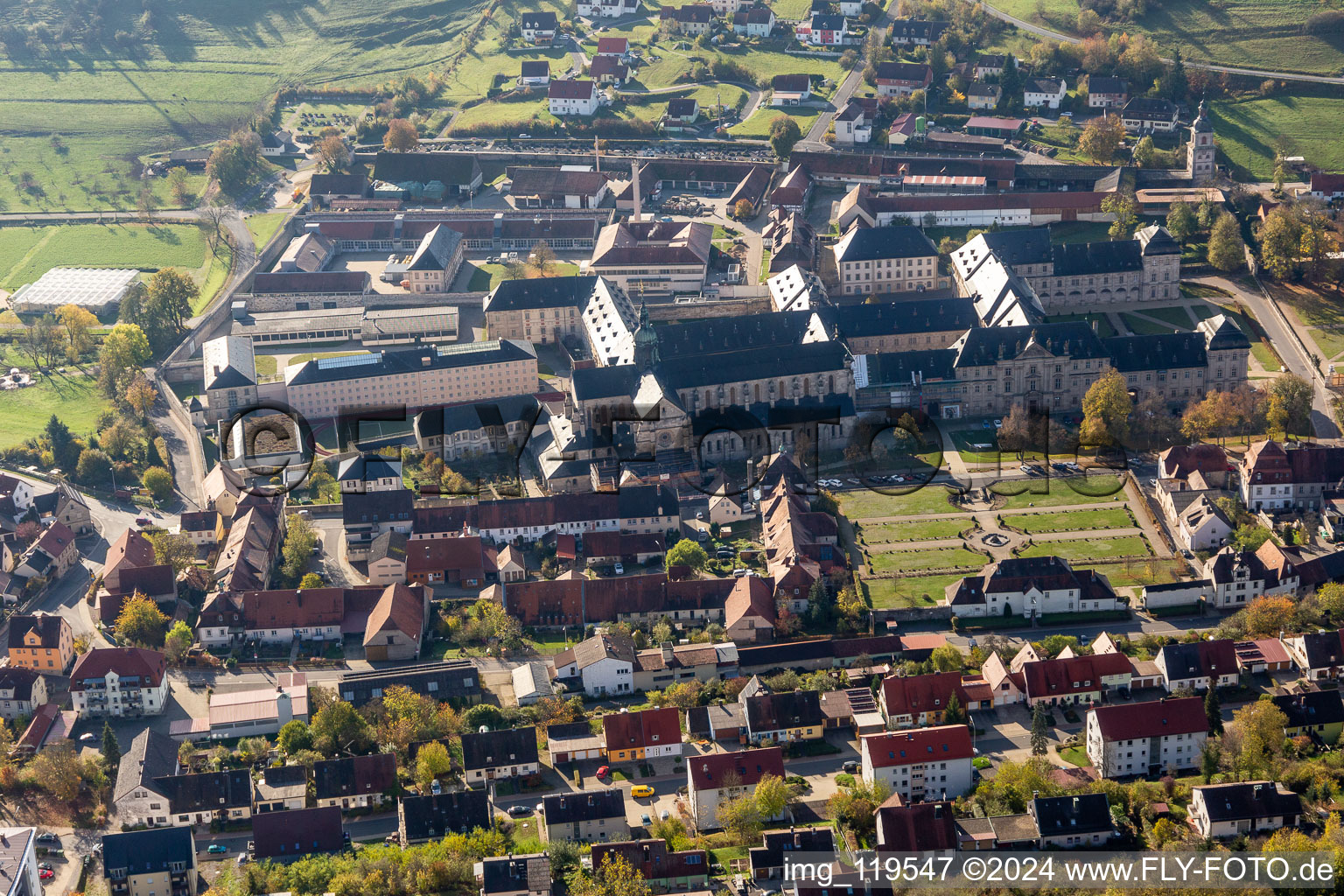 Vue aérienne de Église du monastère Ebrach à Ebrach dans le département Bavière, Allemagne