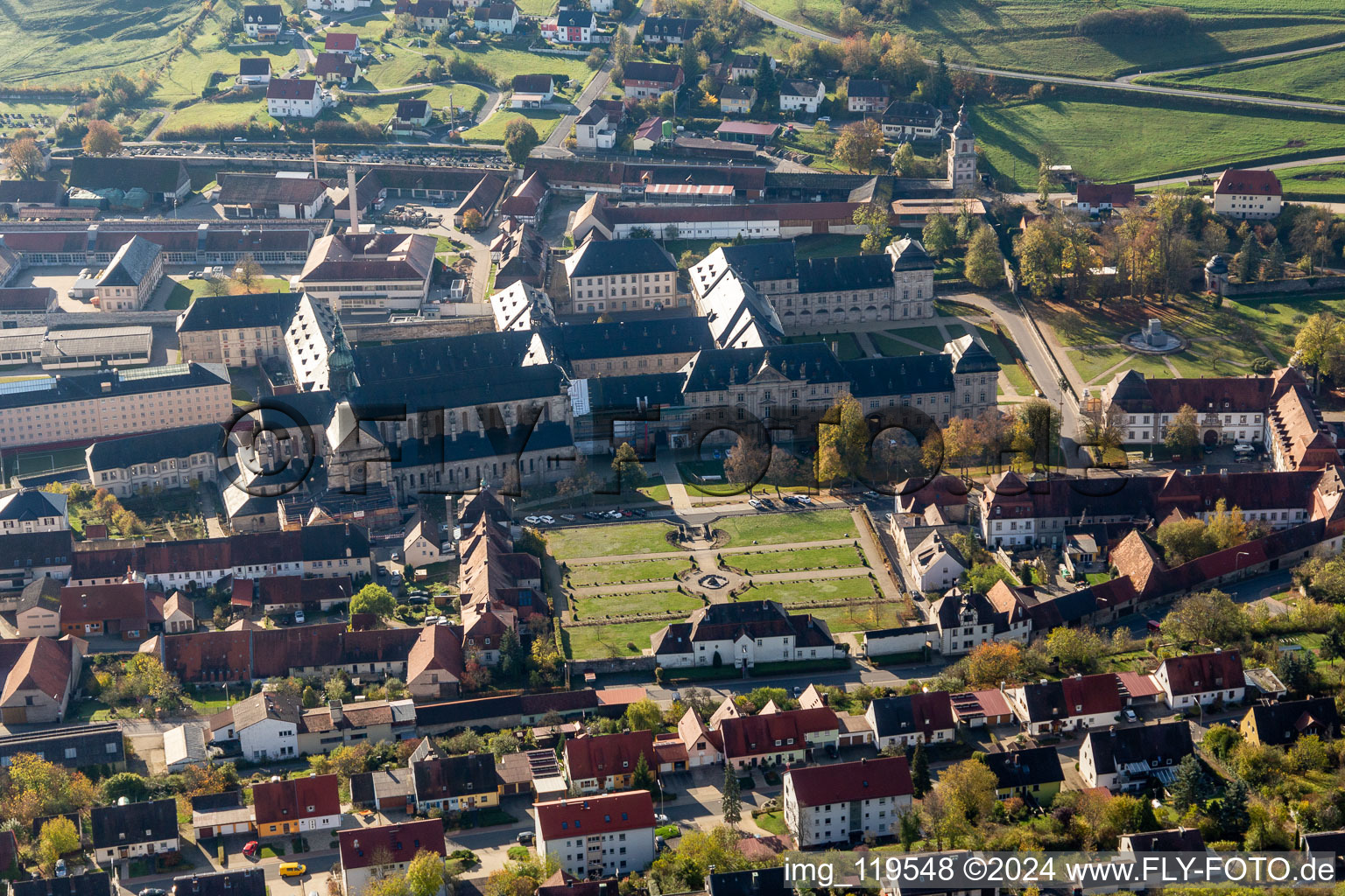 Vue aérienne de Église du monastère Ebrach à Ebrach dans le département Bavière, Allemagne