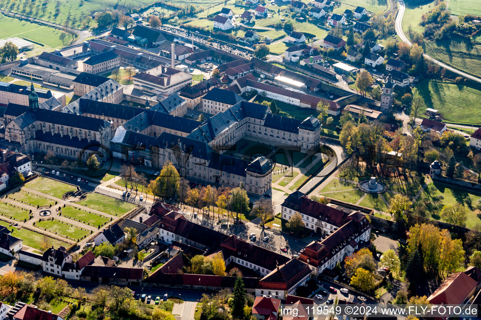 Vue aérienne de Complexe de bâtiments du monastère Ebrach avec salle impériale et église du monastère Ebrach et établissement pénitentiaire Ebrach à le quartier Eborach in Ebrach dans le département Bavière, Allemagne