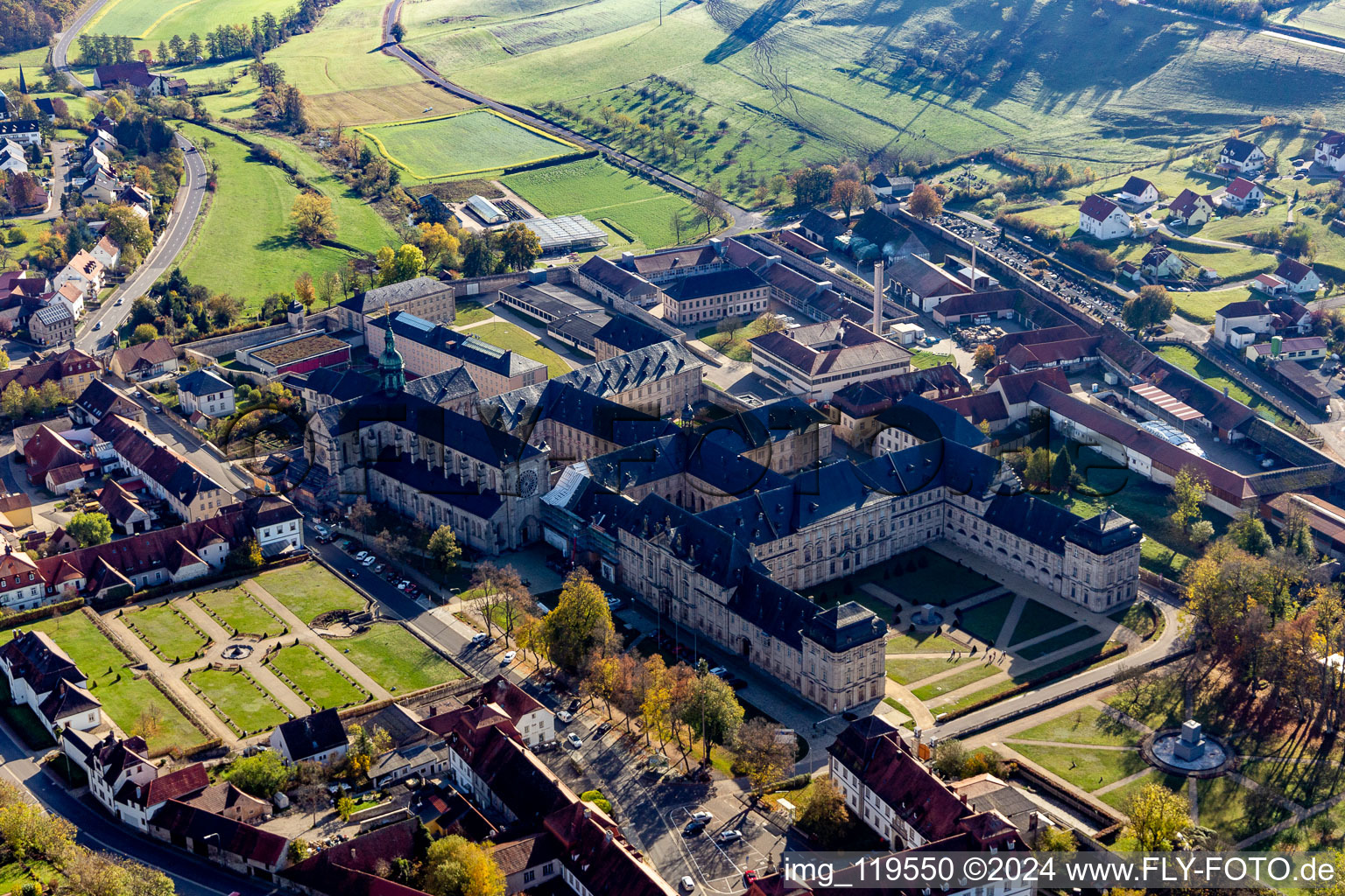 Vue aérienne de Complexe de bâtiments du monastère Ebrach avec salle impériale et église du monastère Ebrach et établissement pénitentiaire Ebrach à le quartier Eborach in Ebrach dans le département Bavière, Allemagne