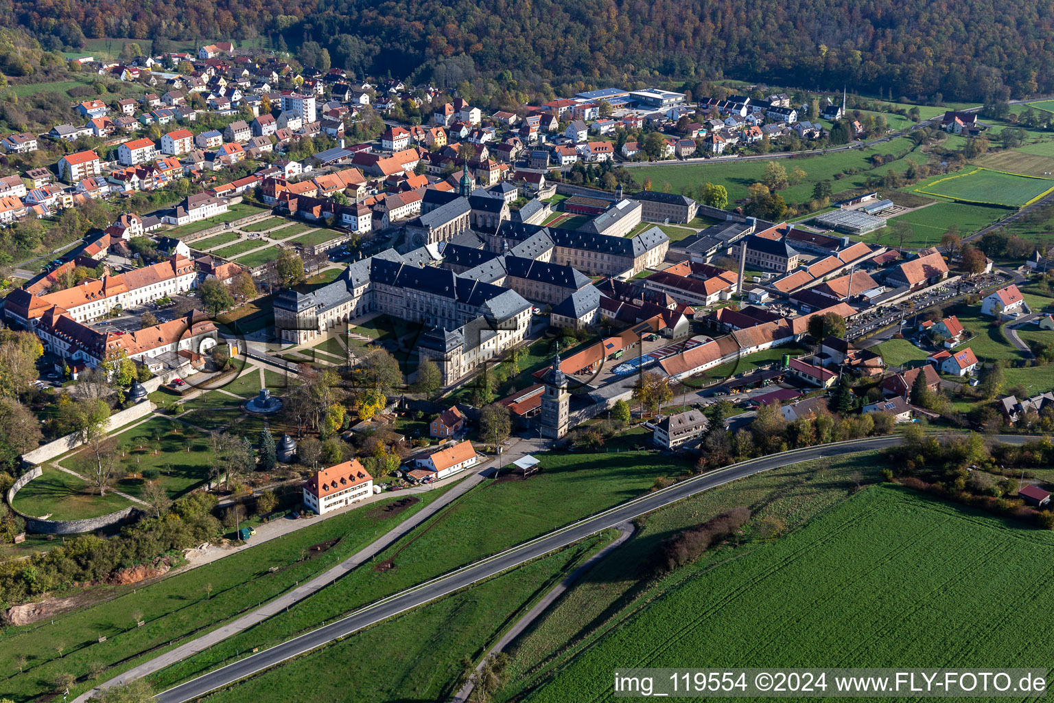 Photographie aérienne de Complexe de bâtiments du monastère Ebrach avec salle impériale et église du monastère Ebrach et établissement pénitentiaire Ebrach à le quartier Eborach in Ebrach dans le département Bavière, Allemagne