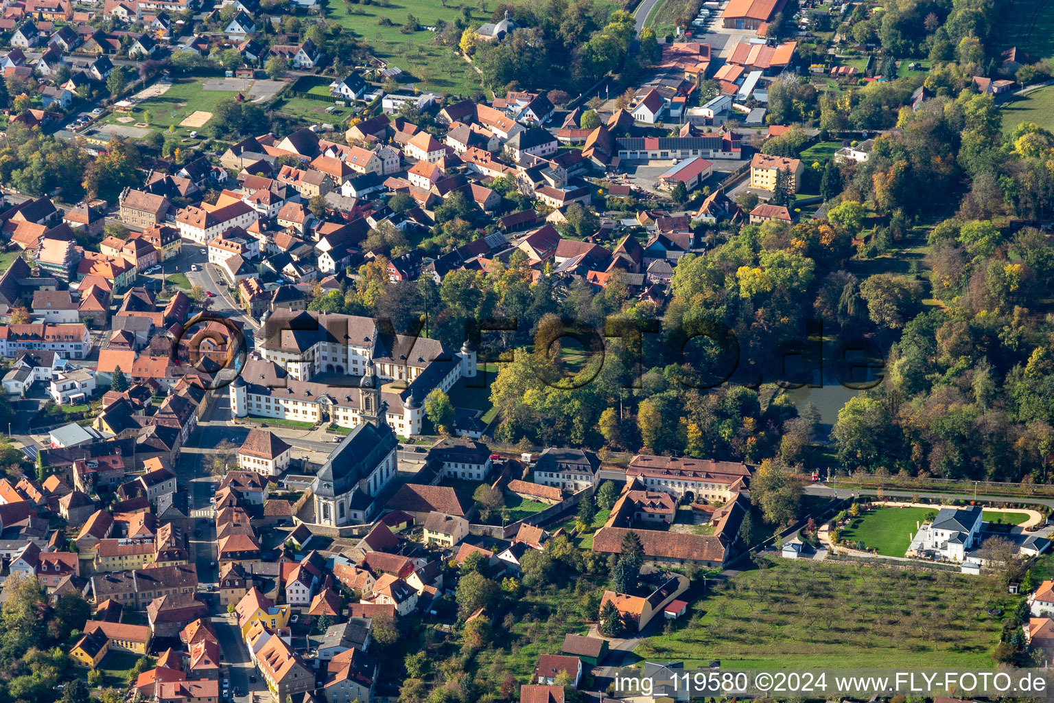 Vue aérienne de Quartier Geesdorf in Wiesentheid dans le département Bavière, Allemagne