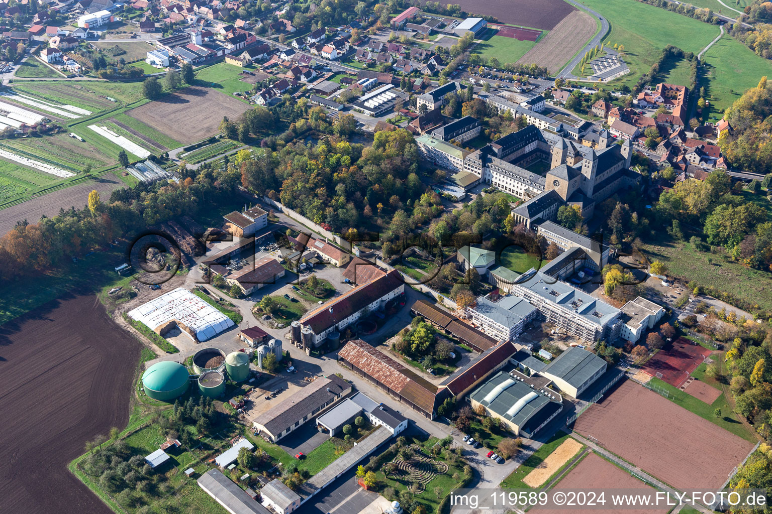 Vue aérienne de Abbaye de Münsterschwarzach à le quartier Stadtschwarzach in Schwarzach am Main dans le département Bavière, Allemagne