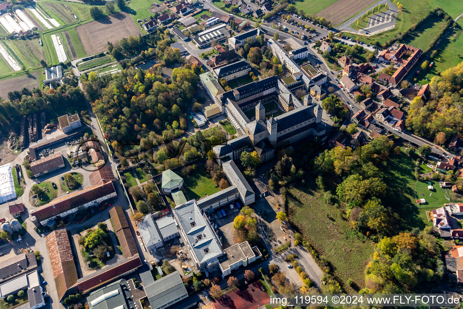 Vue oblique de Abbaye de Münsterschwarzach à le quartier Stadtschwarzach in Schwarzach am Main dans le département Bavière, Allemagne