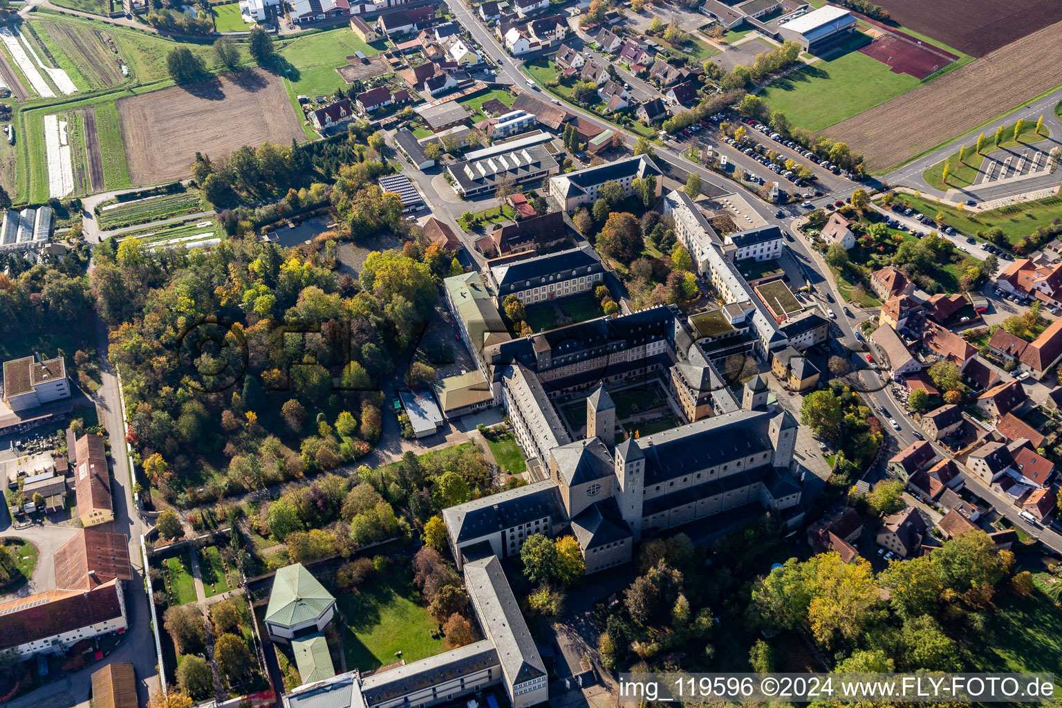 Abbaye de Münsterschwarzach à le quartier Stadtschwarzach in Schwarzach am Main dans le département Bavière, Allemagne d'en haut