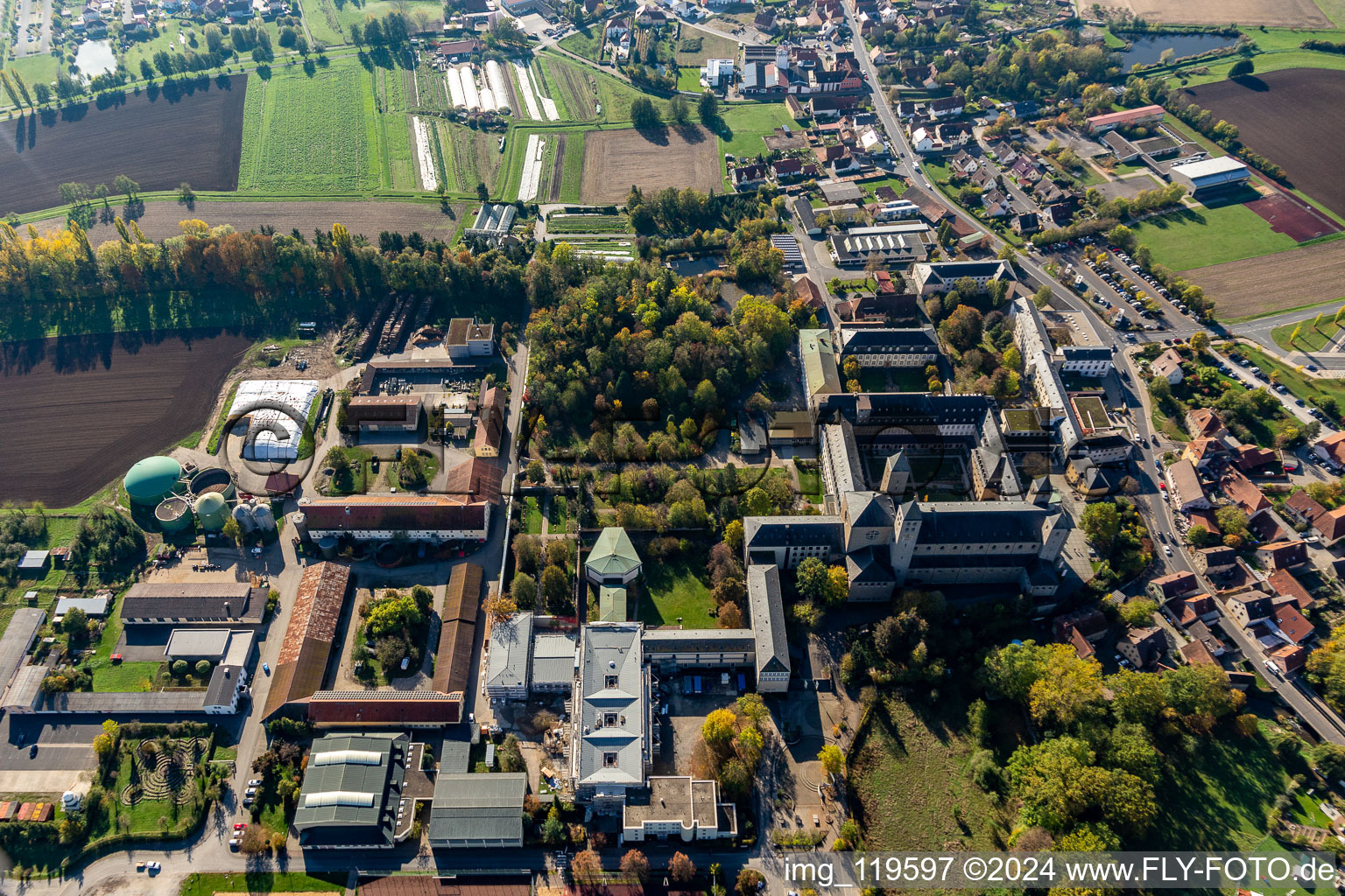 Vue oblique de Abbaye de Münsterschwarzach à le quartier Stadtschwarzach in Schwarzach am Main dans le département Bavière, Allemagne