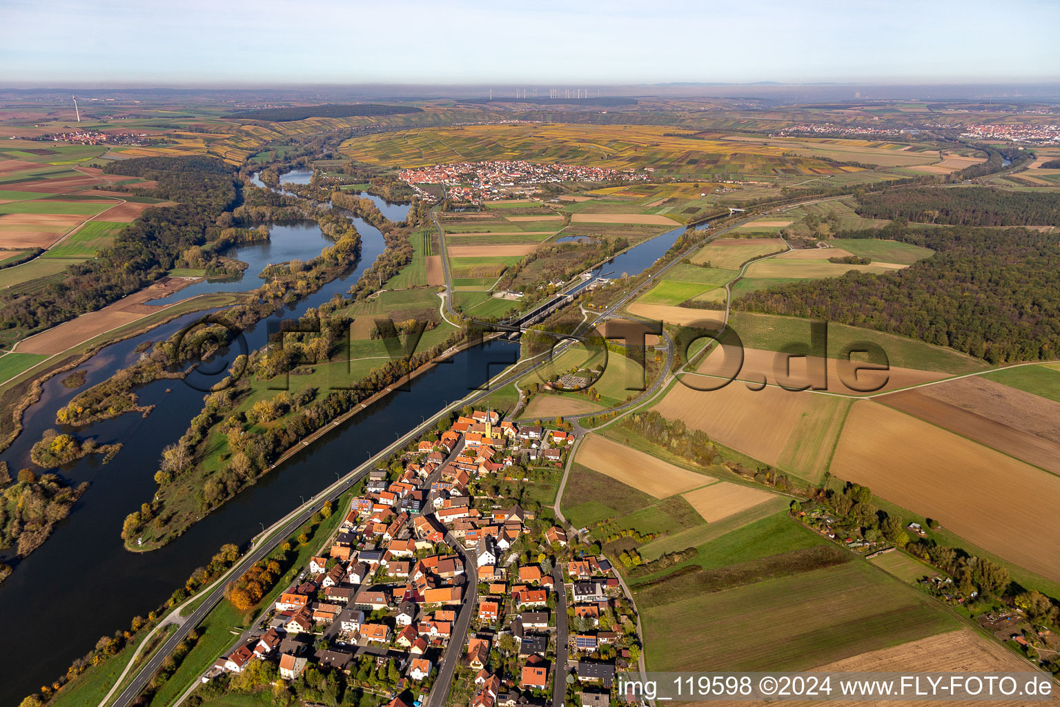 Vue aérienne de Écluse Gerlachshausen du service des voies navigables et de la navigation de Schweinfurt sur le canal principal en Gerlachshausen à le quartier Gerlachshausen in Schwarzach am Main dans le département Bavière, Allemagne