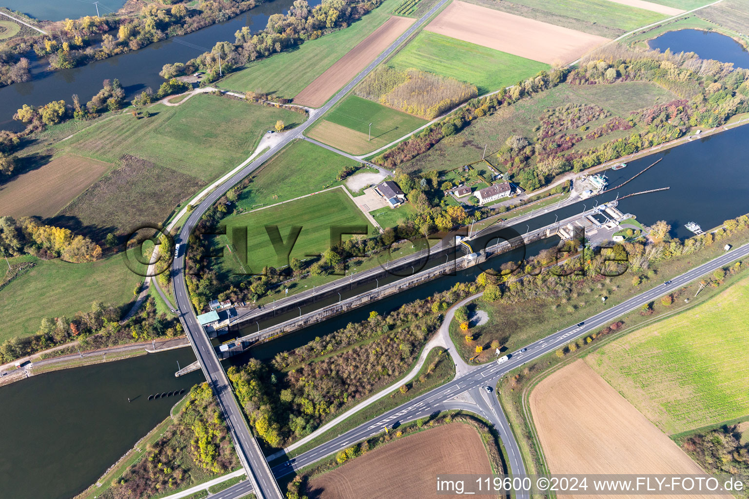 Vue aérienne de Écluse Gerlachshausen du service des voies navigables et de la navigation de Schweinfurt sur le canal principal en Gerlachshausen à le quartier Gerlachshausen in Schwarzach am Main dans le département Bavière, Allemagne