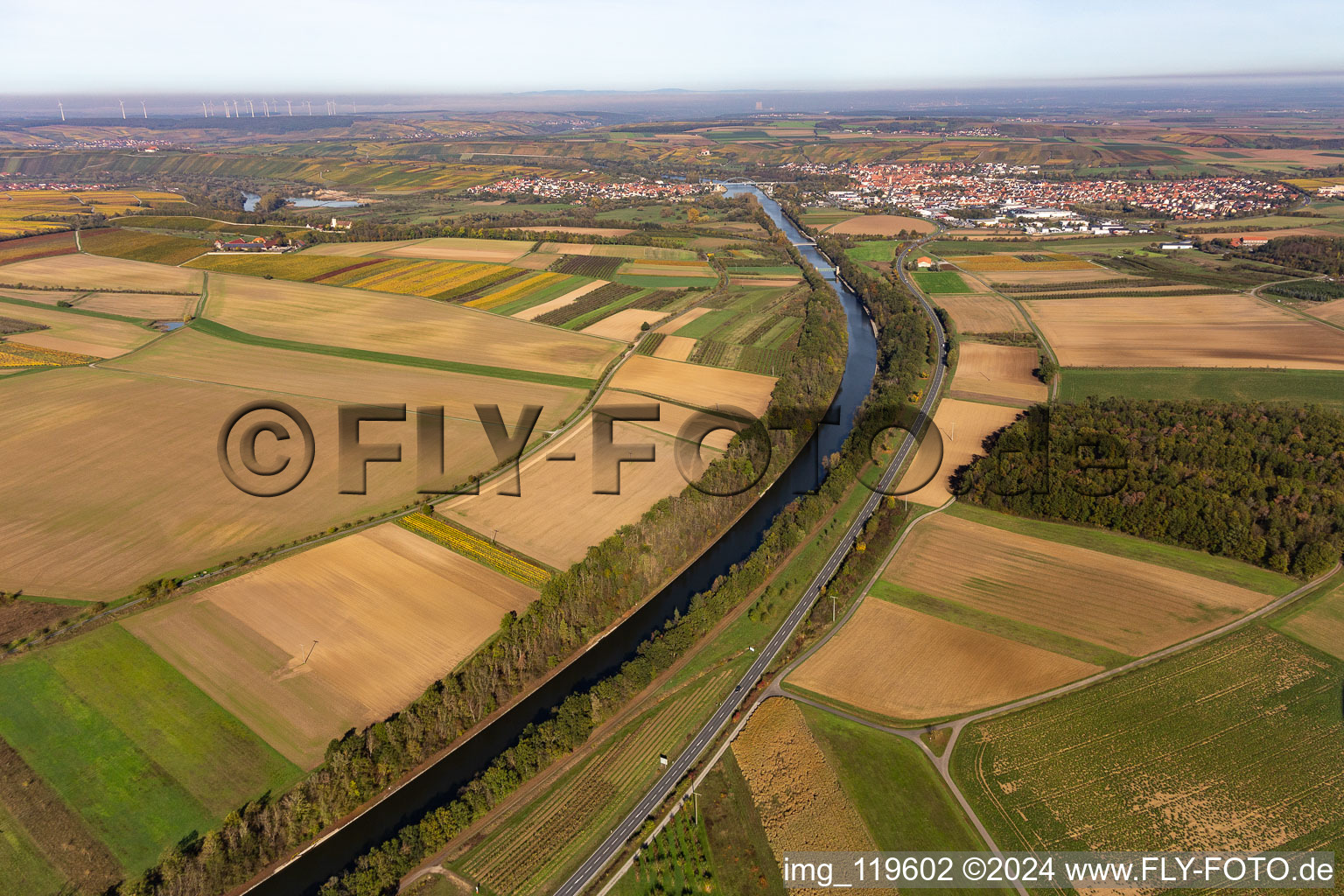 Vue aérienne de Canal principal à Volkach dans le département Bavière, Allemagne