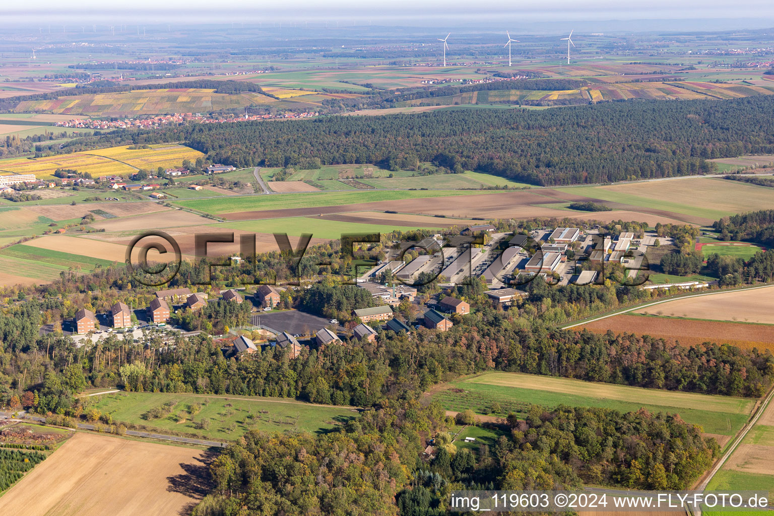 Vue aérienne de Mainfrankenkaserne à Volkach dans le département Bavière, Allemagne